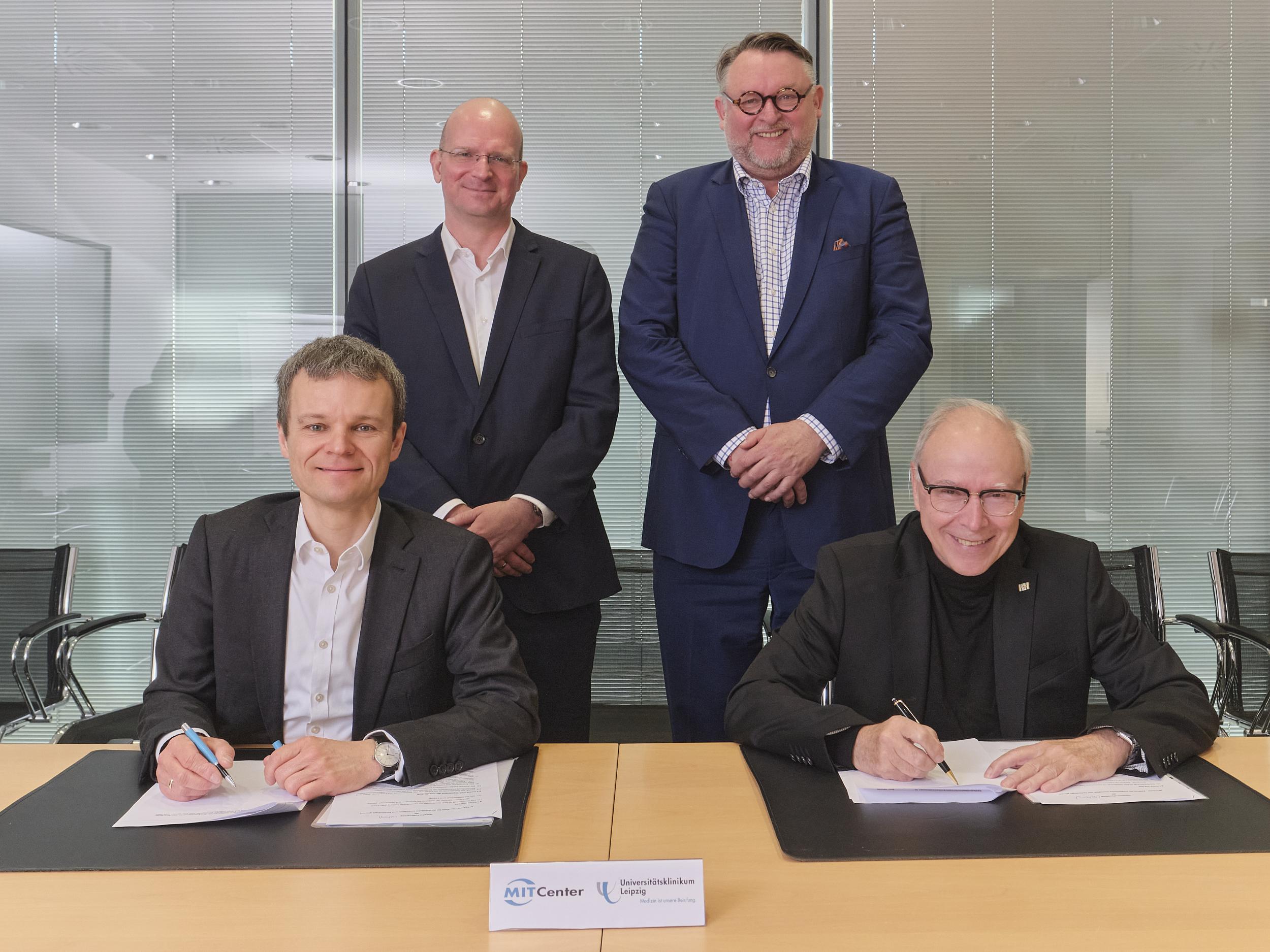 Der Vorstand des Universitätsklinikums Leipzig gründet das MITCenter als Tochtergesellschaft - Dr. Robert Jacob, Kaufmännischer Vorstand des UKL, Prof. Thomas Neumuth, Geschäftsführer des MITCenter, Christoph Möllering, Geschäftsführer des MITCenter und Prof. Christoph Josten, Medizinischer Vorstand des UKL (v.l.n.r.), im Moment der Unterzeichnung der Gründungsunterlagen.