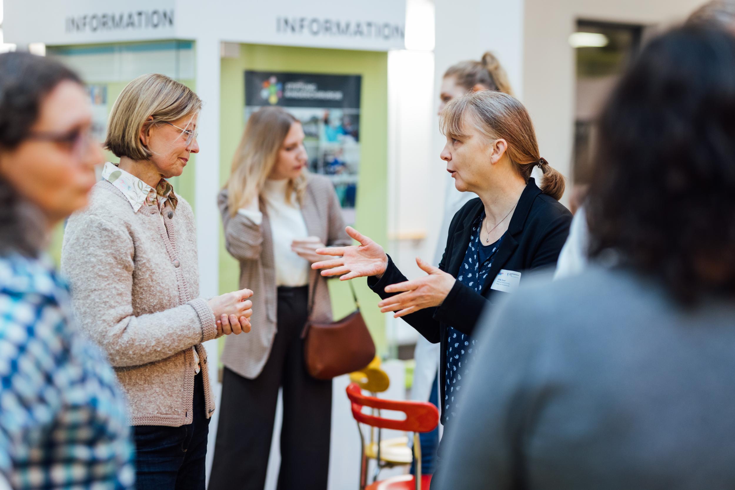 Das UKL-GesundheitsForum schafft Raum für verständliche Informationen sowie persönliche Fragen und bietet Raum für den Austausch mit Expert:innen und anderen Betroffenen.