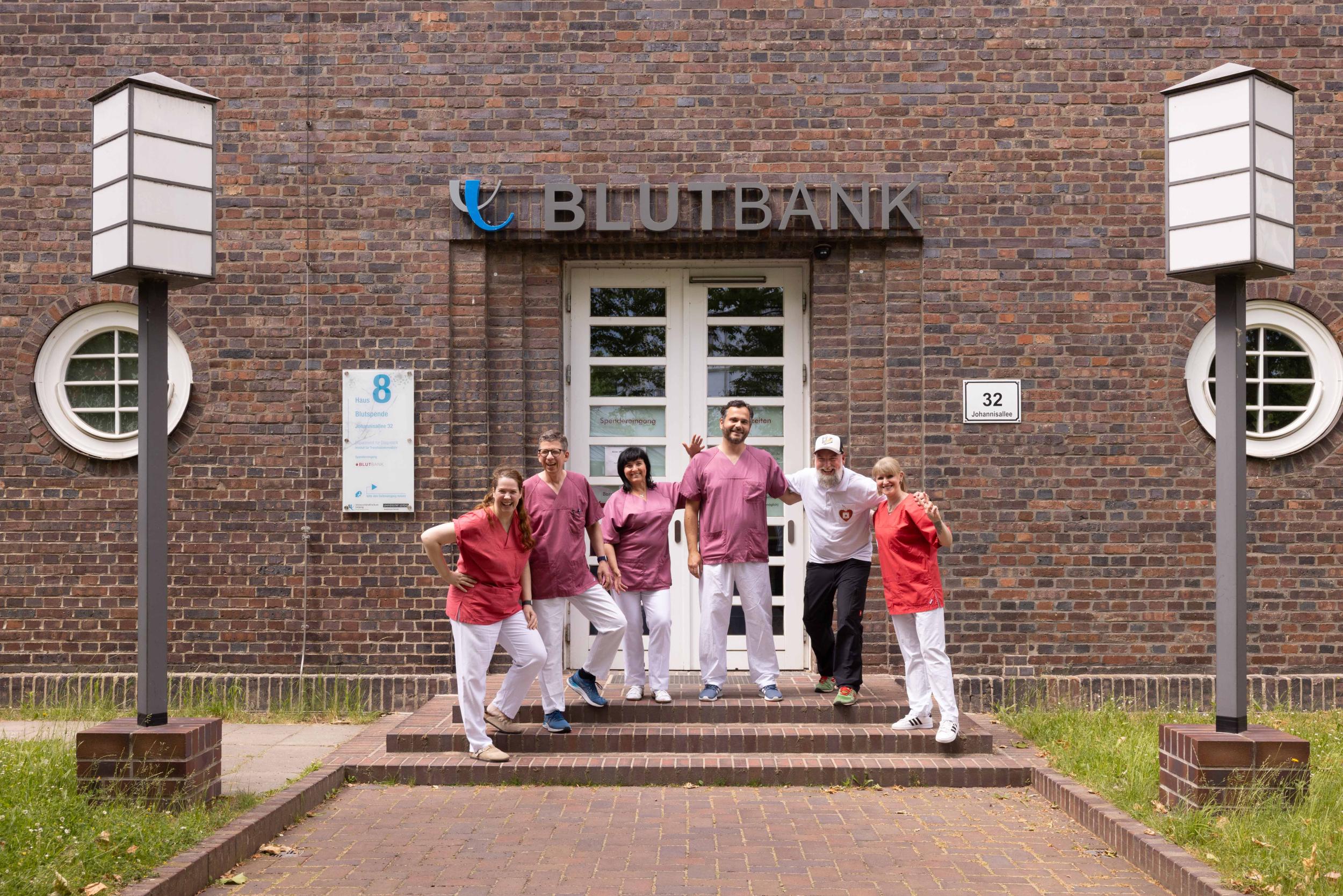 Echte Gesichter der UKL-Blutbank: Yvonne, Thomas, Gabi, Marc, Kay und Patrizia (v.l.n.r.) vor der Blutbank in der Johannisallee 32 geben der neuen Motiviationskampagne ein "Gesicht"