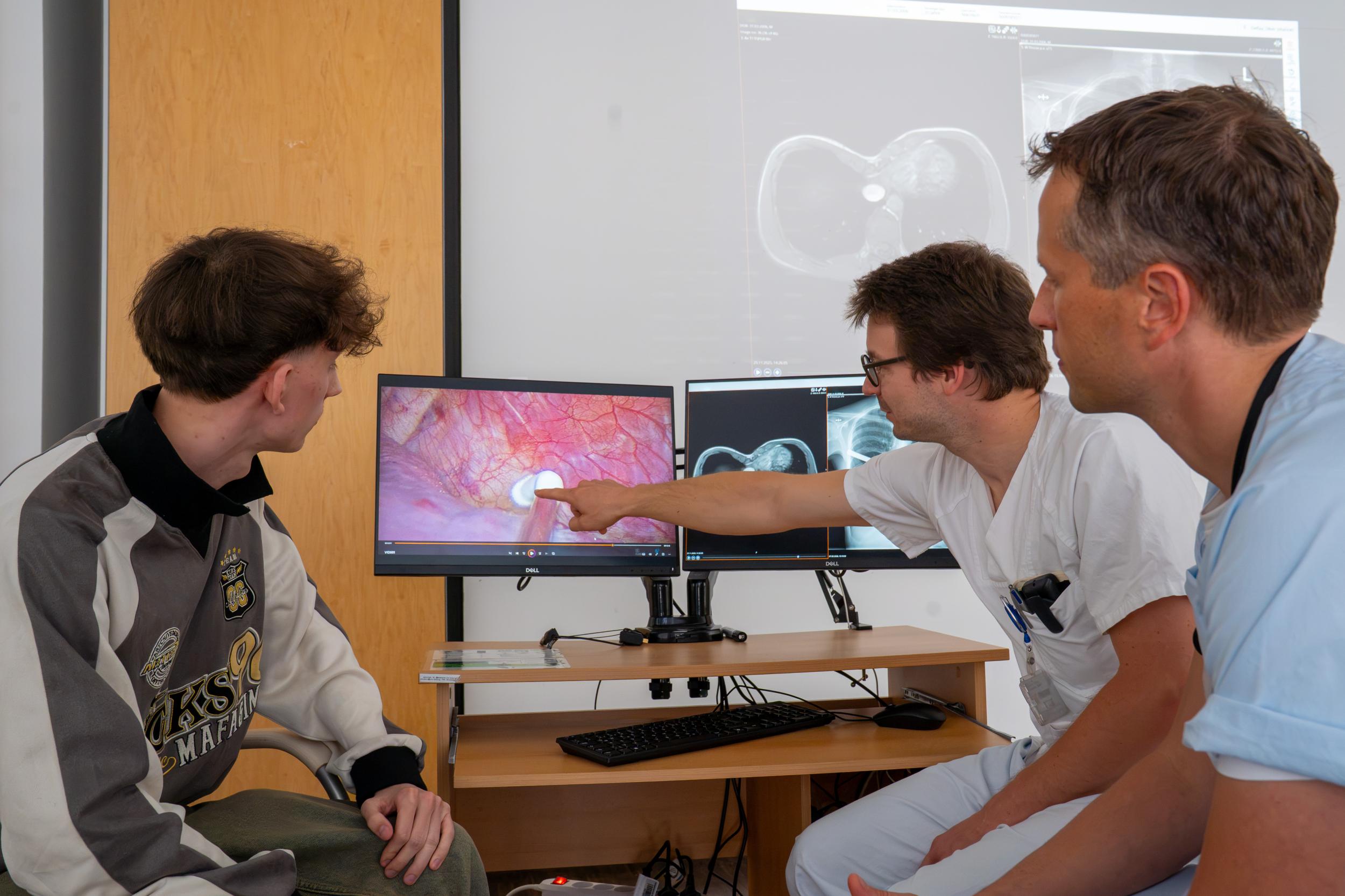 Kontrolltermin nach erfolgreicher Trichterbrust-Operation mit Kryoablation der Interkostalnerven: Tom Wilke (l.) im Gespräch mit den behandelnden Ärzten Dr. Oliver Deffaa (m) und Dr. Sebastian  Krämer (r.).