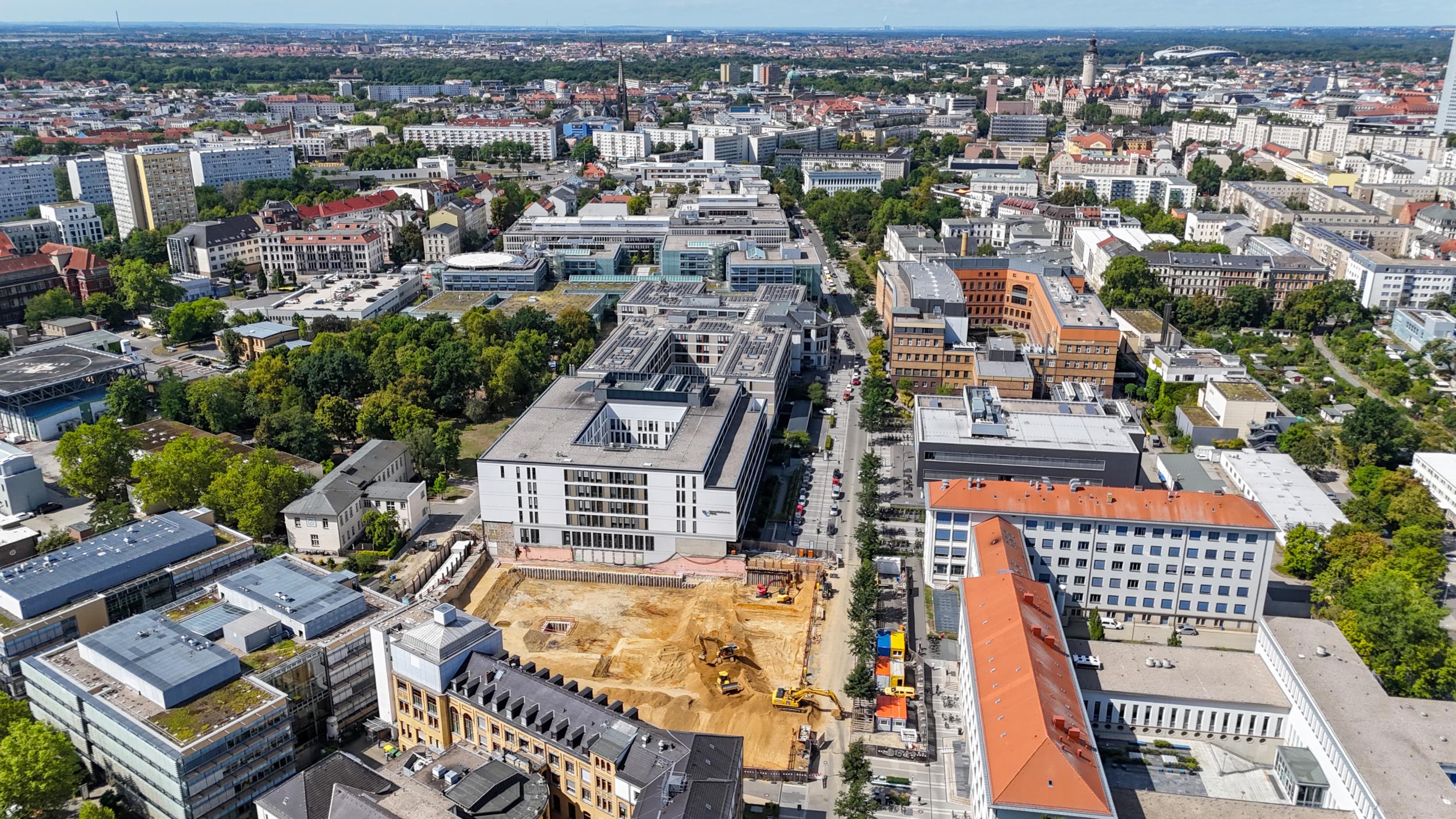 Auf der derzeit größten Baustelle auf dem Medizincampus am Ende der Liebigstraße entsteht der 2. Bauabschnitt des Klinikgebäudes Haus 7 mit dem Schwerpunkt Krebsmedizin.