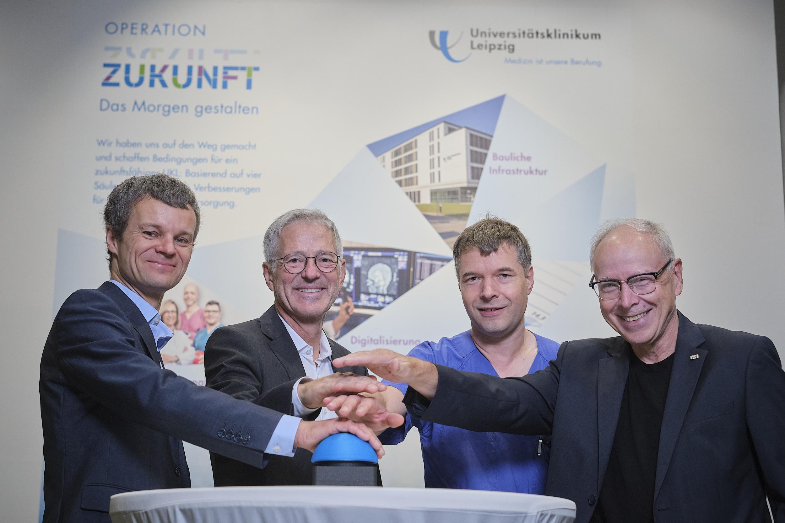 Dr. Robert Jacob, Kaufmännischer Vorstand des UKL, Matthias Meierhofer, Vorstandsvorsitzender der Meierhofer AG, Dr. Matthias Neef als Vertreter des Projektteams und Prof. Christoph Josten, Medizinischer Vorstand des UKL, drückten am 1. Oktober 2026 symbolisch den Start-Buzzer für das neue M-KIS am UKL. (v.l.n.r.)
