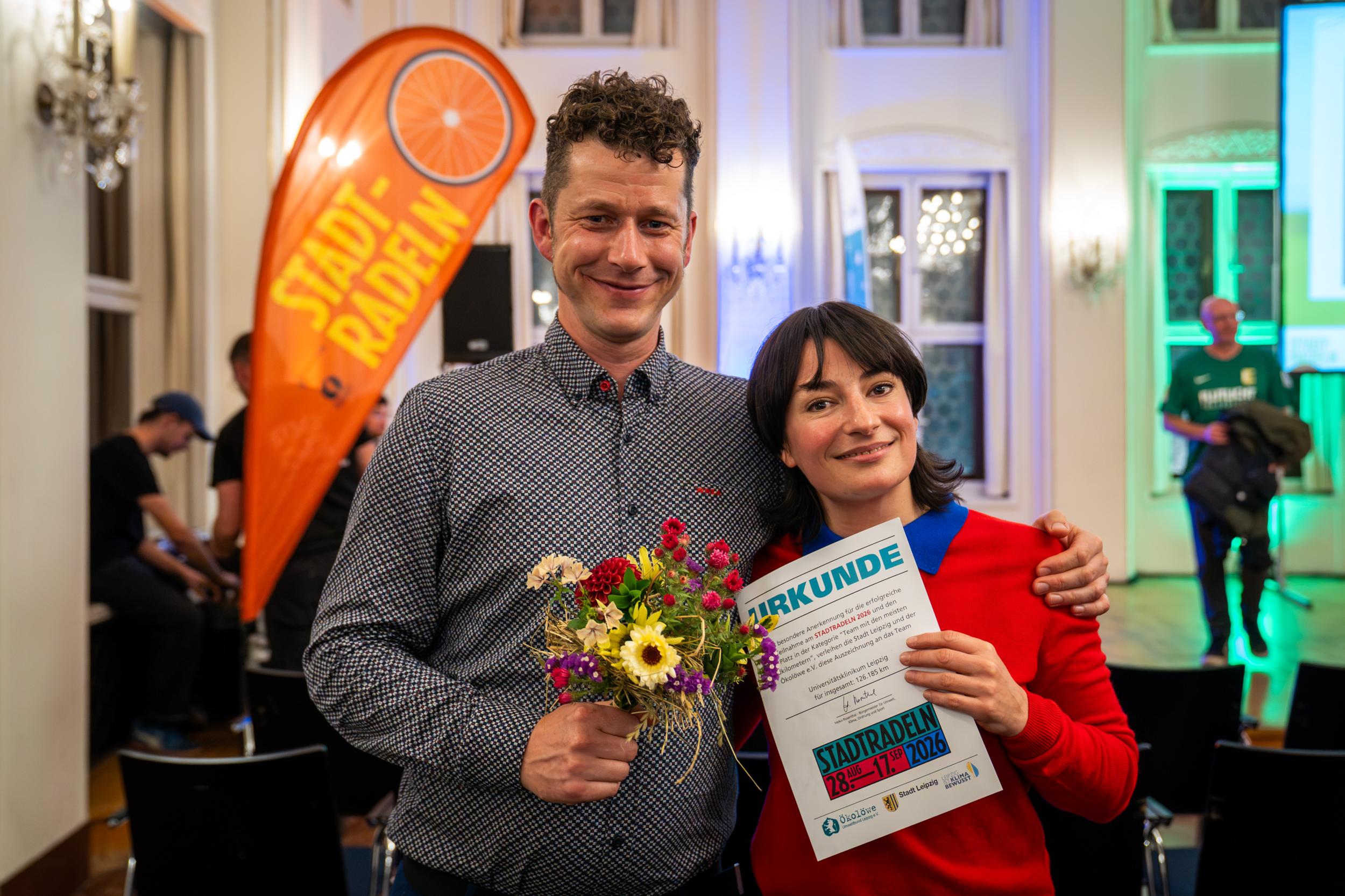 Bei der offiziellen Preisverleihung zum Leipziger Stadtradeln 2026 am 8. Oktober in der Alten Handelsbörse nahmen Teamkapitänin Diana Neuberger und Norbert Kroker stellvertretend für das UKL den ersten Preis in der Kategorie „Fahrradaktivstes Team mit den meisten Radkilometern“ entgegen.
