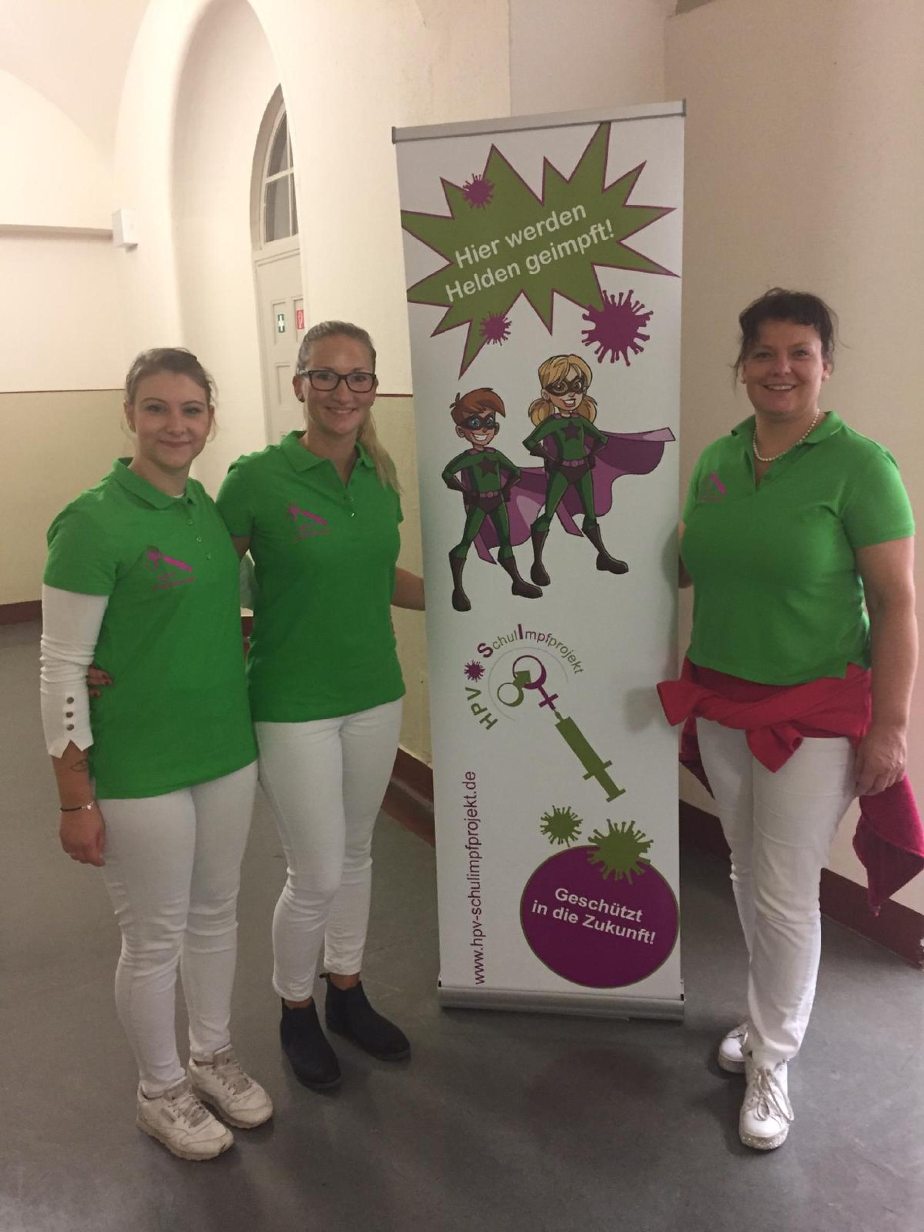 Dr. Sylvia Stark (r.) mit ihrem Team bei einer Impfaktion vor Ort.