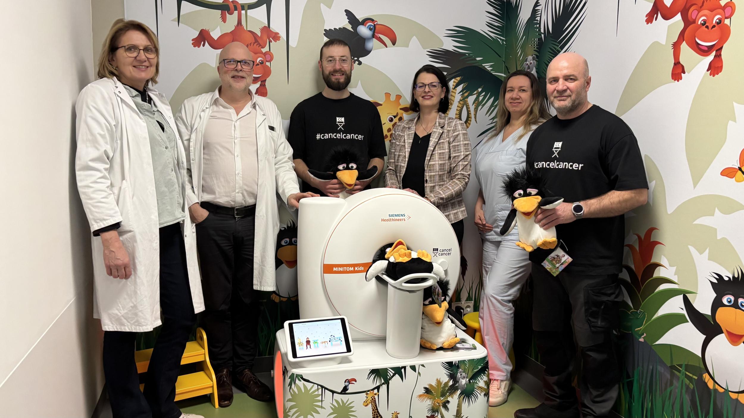 Freuen sich über die Inbetriebnahme des MiniTOM im Institut für Kinderradiologie am UKL (v. l.): Dr. Ina Sorge, Leitende Oberärztin; Prof. Franz Wolfgang Hirsch; Sergej Dukkardt, CancelCancer e. V.; Franziska Bell; Antje Grieße, Leiterin MTR-Pool Radiologie; Timo Wentzel, Vorsitzender CancelCancer e. V.