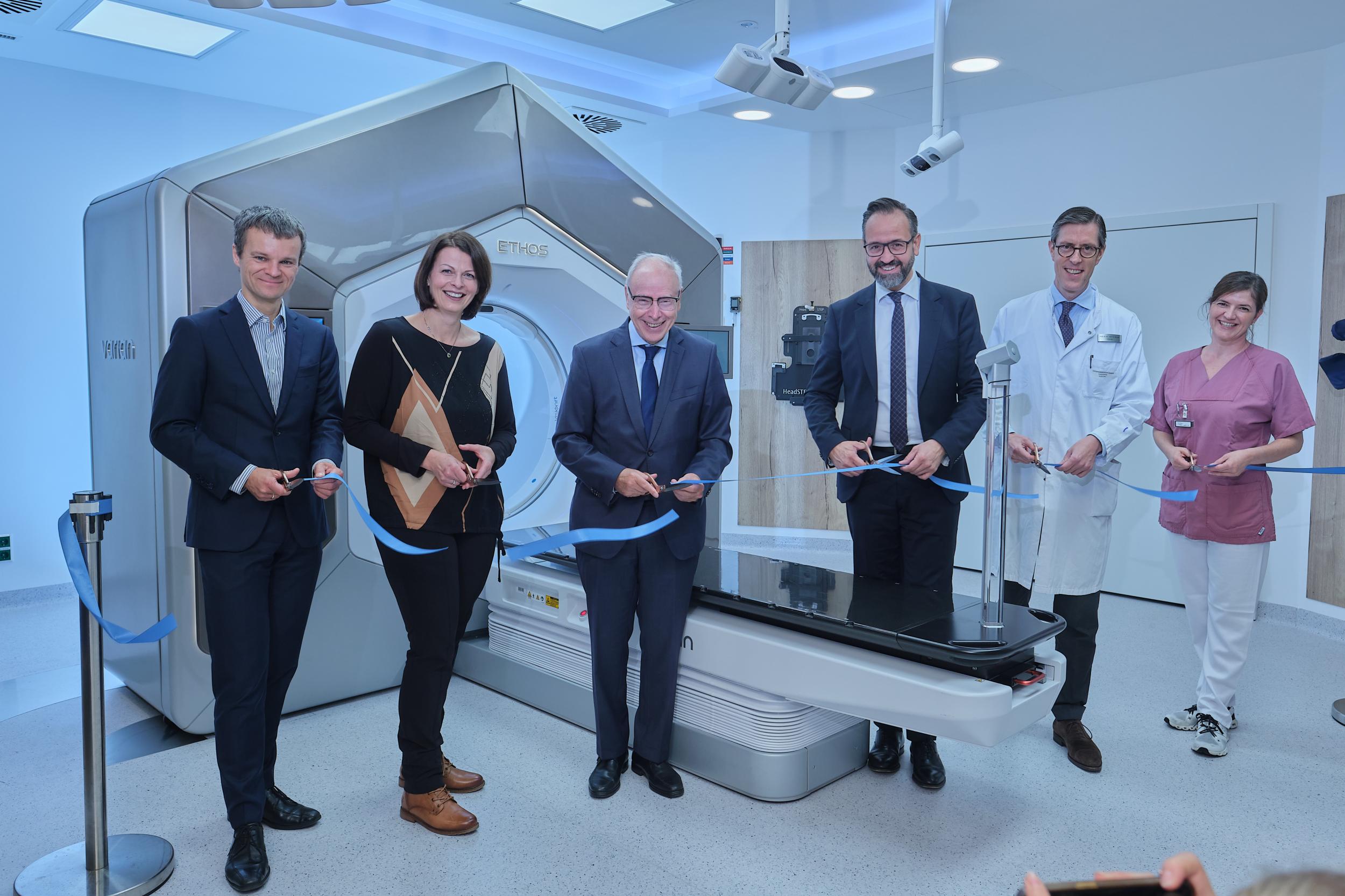 Feierliche Inbetriebnahme des neuen Linearbeschleunigers durch Staatsminister Sebastian Gemkow (3. v. r.), gemeinsam mit Dr. Robert Jacob (Kaufmännischer Vorstand UKL), Franziska Bell (Kaufmännische Departmentleiterin UKL),  Prof. Dr. Christoph Josten (Medizinischer Vorstand UKL), Prof. Dr. Dr. Nils Nicolay (Direktor Klinik und Poliklinik für Strahlentherapie UKL), sowie Jacqueline Sonnabend (Leitende Medizinische Technologin für Radiologie - v. l. n. r.)
