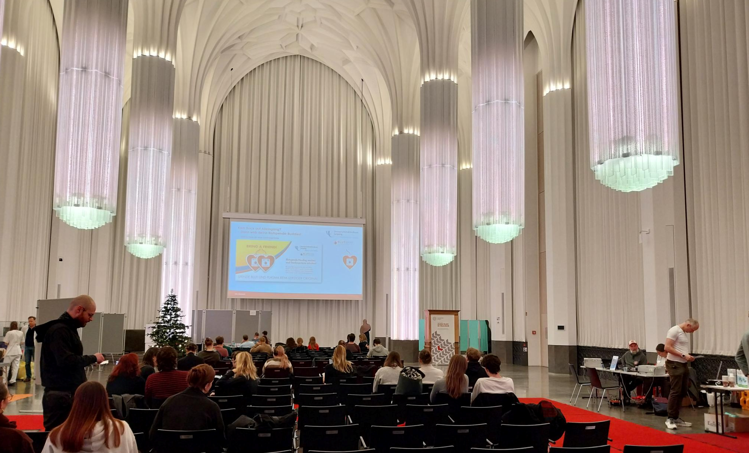 Im besonderen Ambiente des Paulinums der Universität Leipzig Leben retten: Die UKL-Blutbank hofft am 25. Juni erneut auf viele Spender:innen (Archivfoto Blutspendetermin Vorjahr)