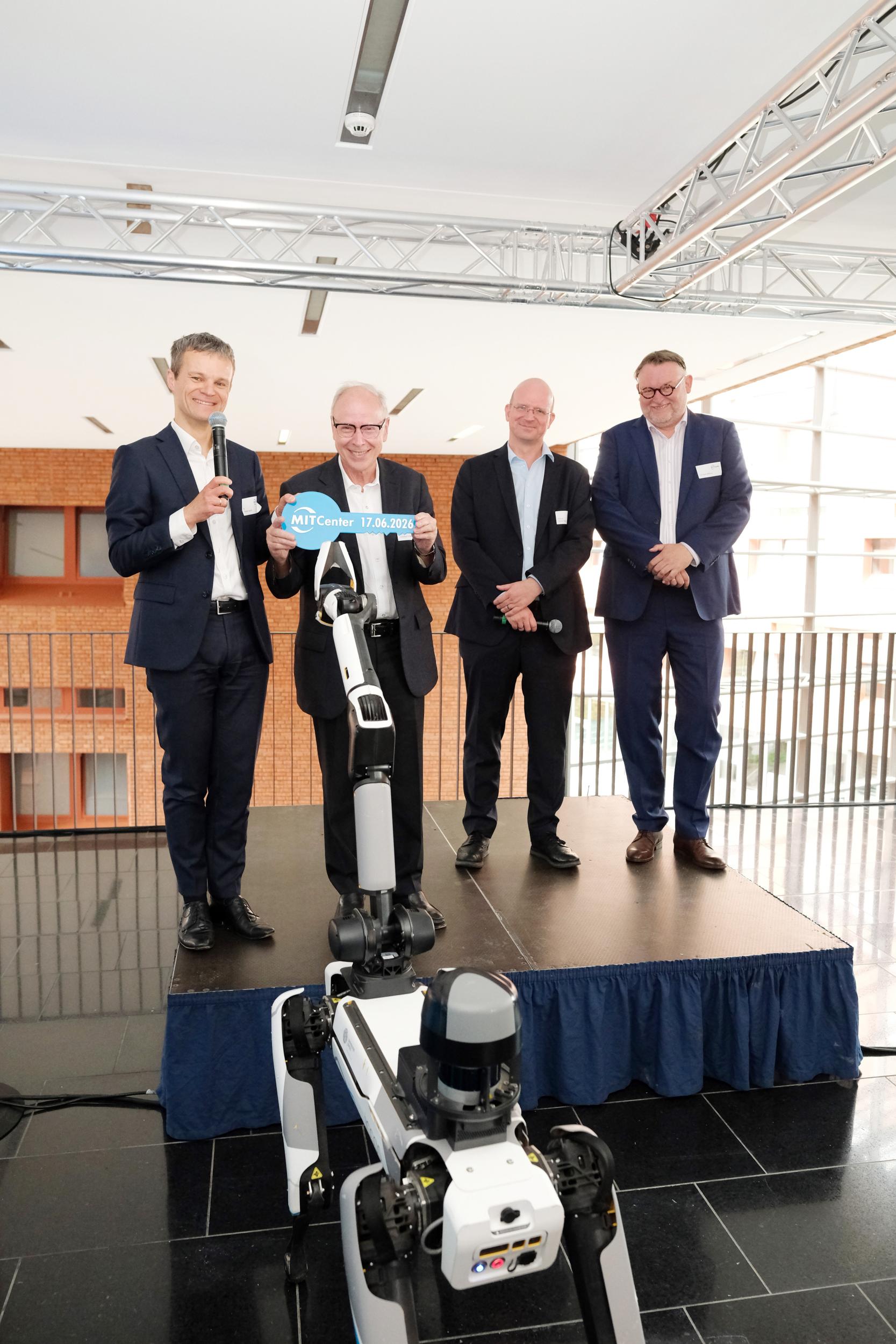 Nahmen am 17. Juni 2026 den Schlüssel für das neue MITCenter als Brücke zwischen Forschung und Praxis entgegen: Die UKL-Vorstände Dr. Robert Jacob und Prof. Christoph Josten sowie die Geschäftsführer Prof. Thomas Neumuth und  Christoph Möllering (v.l.n.r.)...
