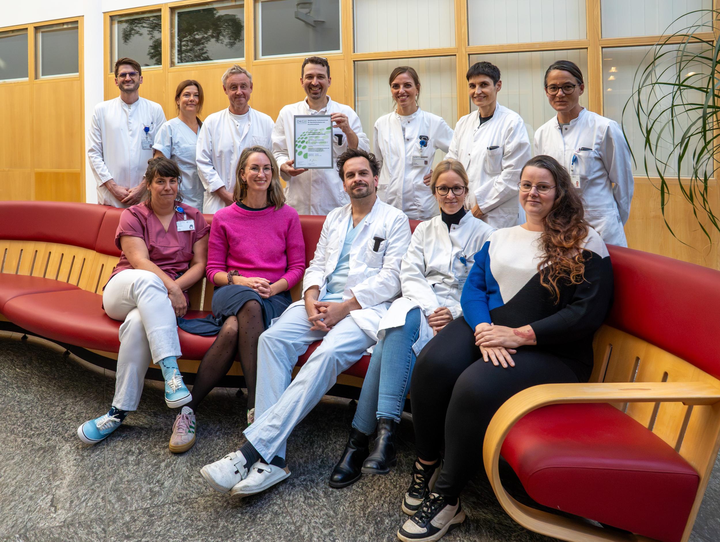 Mitarbeiter:innen zahlreicher Kliniken und Bereiche des UKL, die neben weiteren an der erfolgreichen Zertifizierung beteiligt waren, freuen sich mit Prof. Christian Kleber, Leiter des Sarkomzentrums (hintere Reihe Mitte), über das Qualitätssiegel.