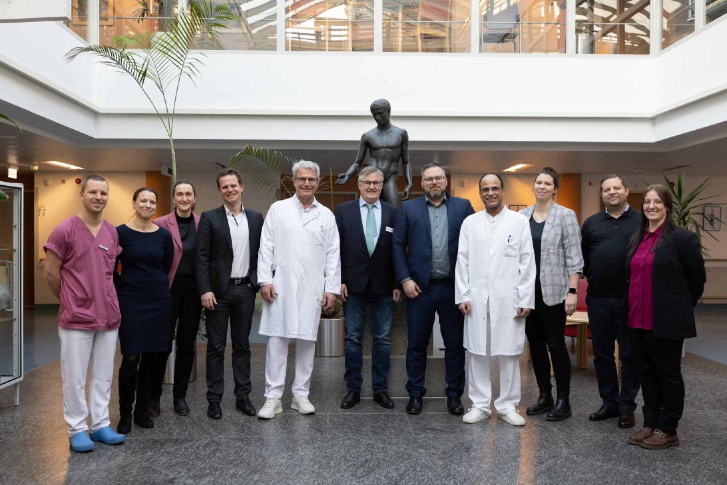 Vor dem Abschlussgespräch im Rahmen des Rezertifizierungs-Audits Endoprothesenzentrum (EPZ) fanden sich die Beteiligten zu einem Teamfoto zusammen.