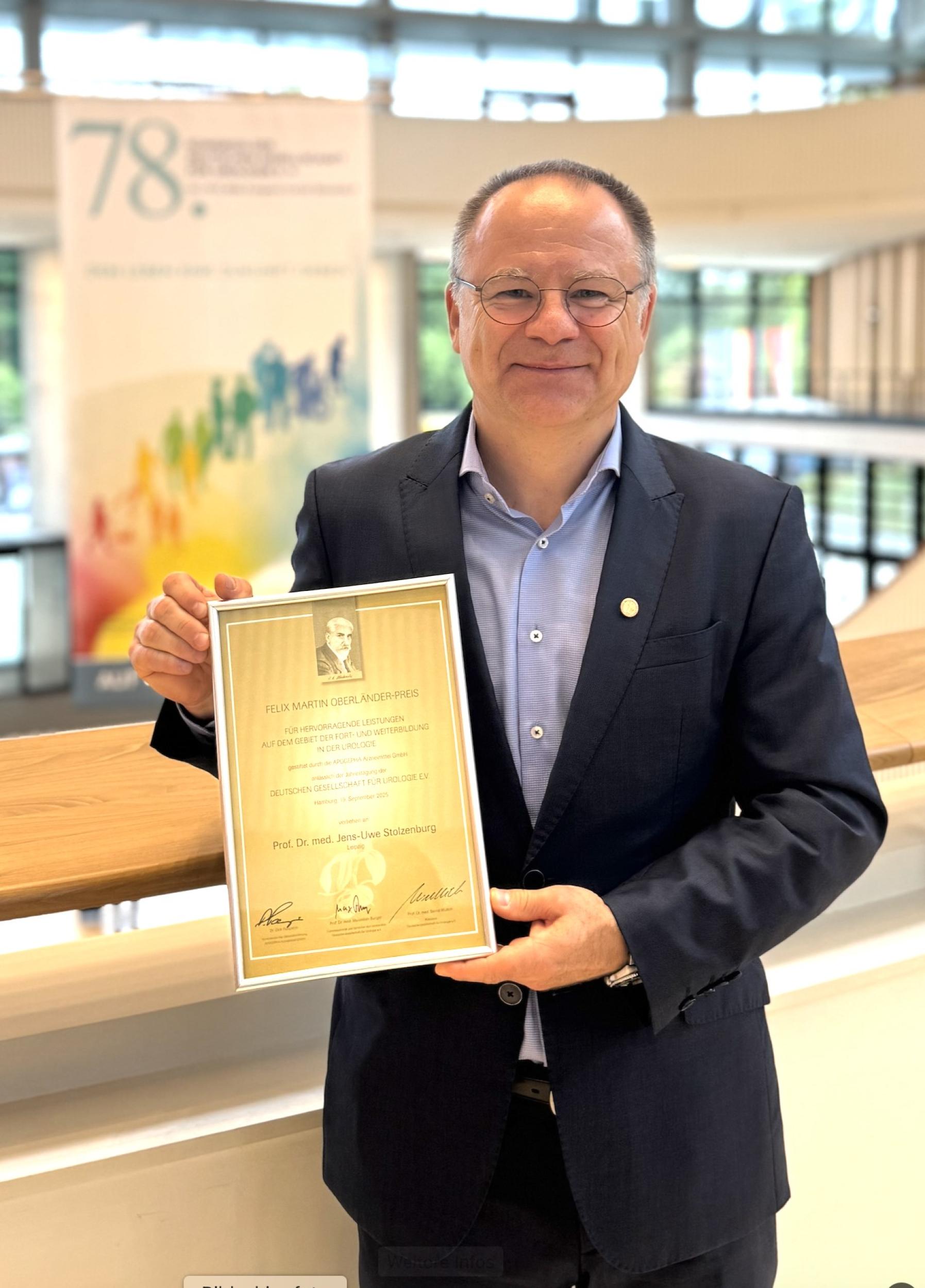 Prof. Jens-Uwe Stolzenburg mit der Urkunde des Felix Martin Oberländer-Preises 2025.