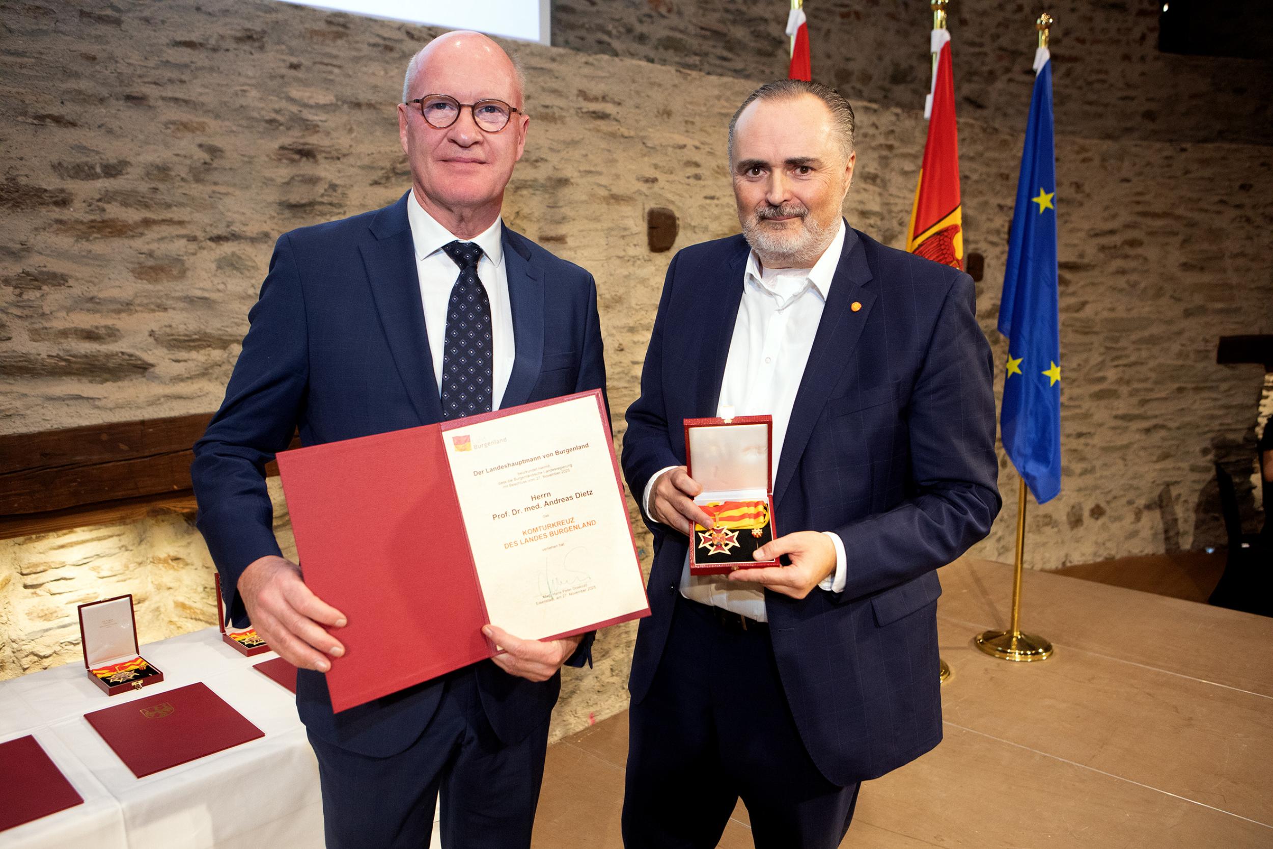 Verleihung des Komturkreuzes an Prof. Andreas Dietz (li.) durch Landeshauptmann Hans Peter Doskozil.