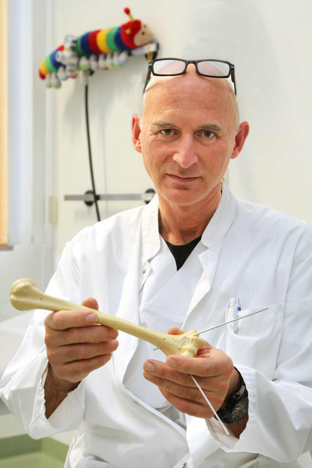 Dr. Roland Böhm, Oberarzt in der Kinderchirurgie am UKL, zeigt das Modell eines kindlichen Oberarmknochens.