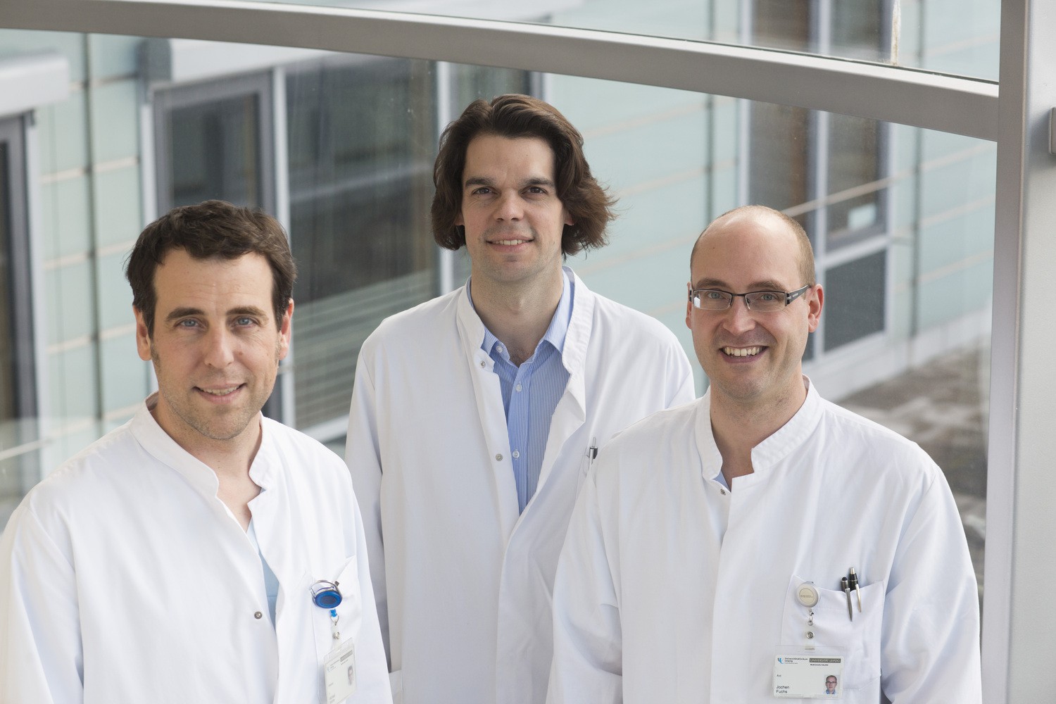 Oberarzt Dr. Michael Moche (links), Leiter des Arbeitsbereichs Interventionelle Radiologie, führt zusammen mit den Fachärzten Tim-Ole Petersen (Mitte) und Jochen Fuchs (rechts) die Chemosaturation durch.