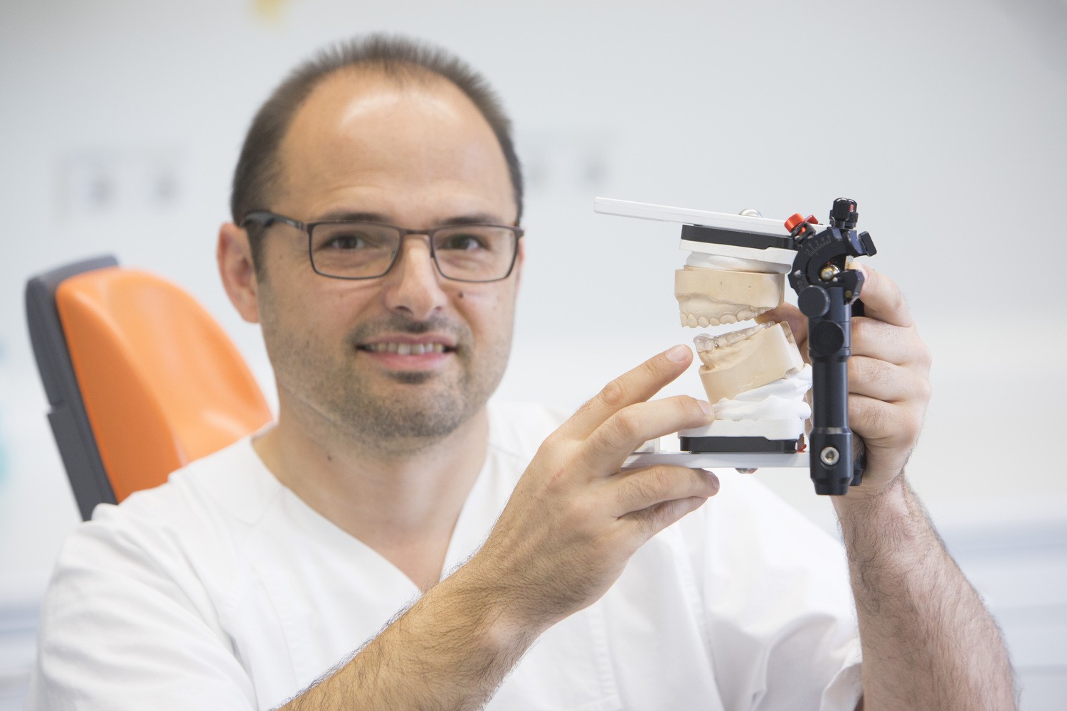 Dr. Oliver Schierz, Leiter des Bereichs Klinische Prothetik an der Poliklinik für Zahnärztliche Prothetik und Werkstoffkunde des Universitätsklinikums Leipzig, mit einem Kausimulator.