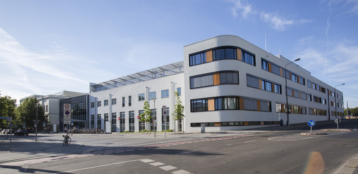 Das markante Gebäude der Universitätszahnmedizin Leipzig an der Ecke Liebigstraße / Nürnberger Straße.