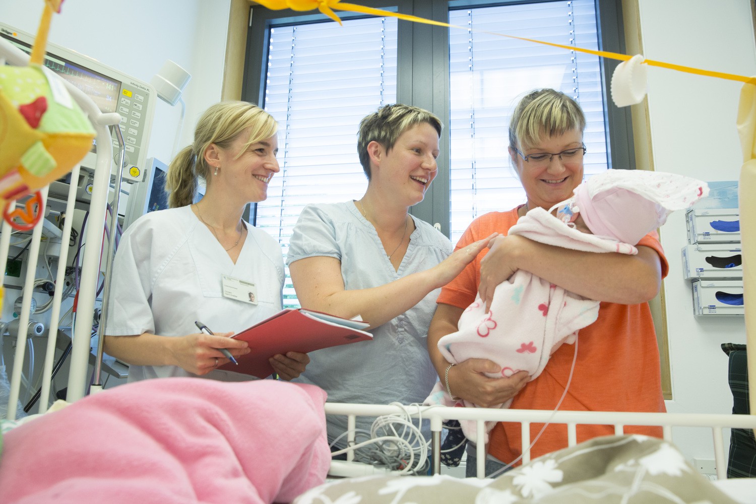Christin Henri-Dreßler (li.) und Franziska Rothe (Mi.) vom Team des sozialmedizinischen Nachsorgezentrums "AlleDabei-Leipzig" helfen der kleinen Maxi Ostermann und ihrer Mutter Claudia Kruse (re.) ein Helfernetz für die Zeit nach der Klinik aufzubauen.