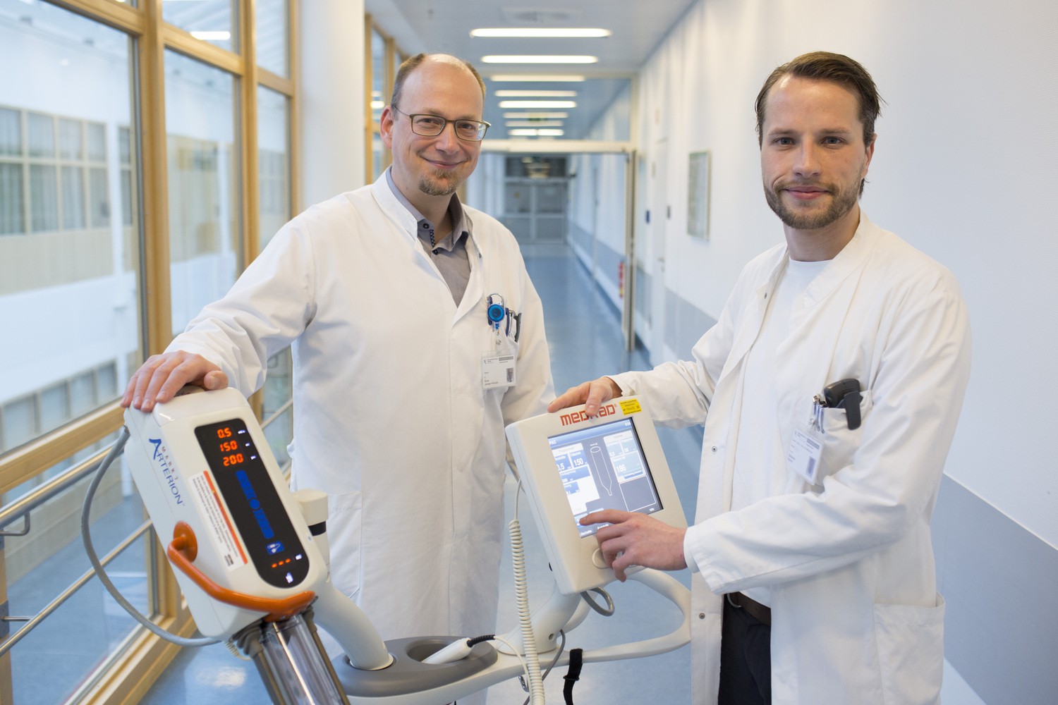 Dr. Boris Jansen-Winkeln (links), leitender Oberarzt in der Viszeralchirurgie, und Dr. Sebastian Krämer, Oberarzt in der Thoraxchirurgie, mit einem Hochdruckinjektor. Er wird genutzt, um unter OP-Bedingungen mit einem definierten Ausgabedruck über eine spezielle Düse den Chemotherapienebel herzustellen.