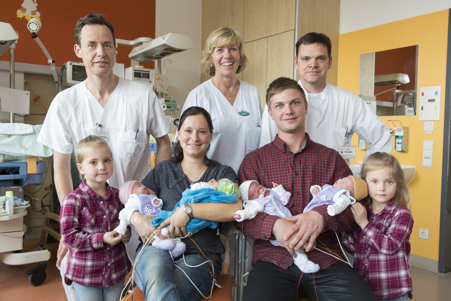 Freuen sich über ihr Glückskleeblatt - Juliane und Tobias Stejskal und die beiden großen Schwestern Leoni und Nora, ebenso wie Prof. Ulrich Thome, Schwester Gabi Koch und Prof. Holger Stepan.