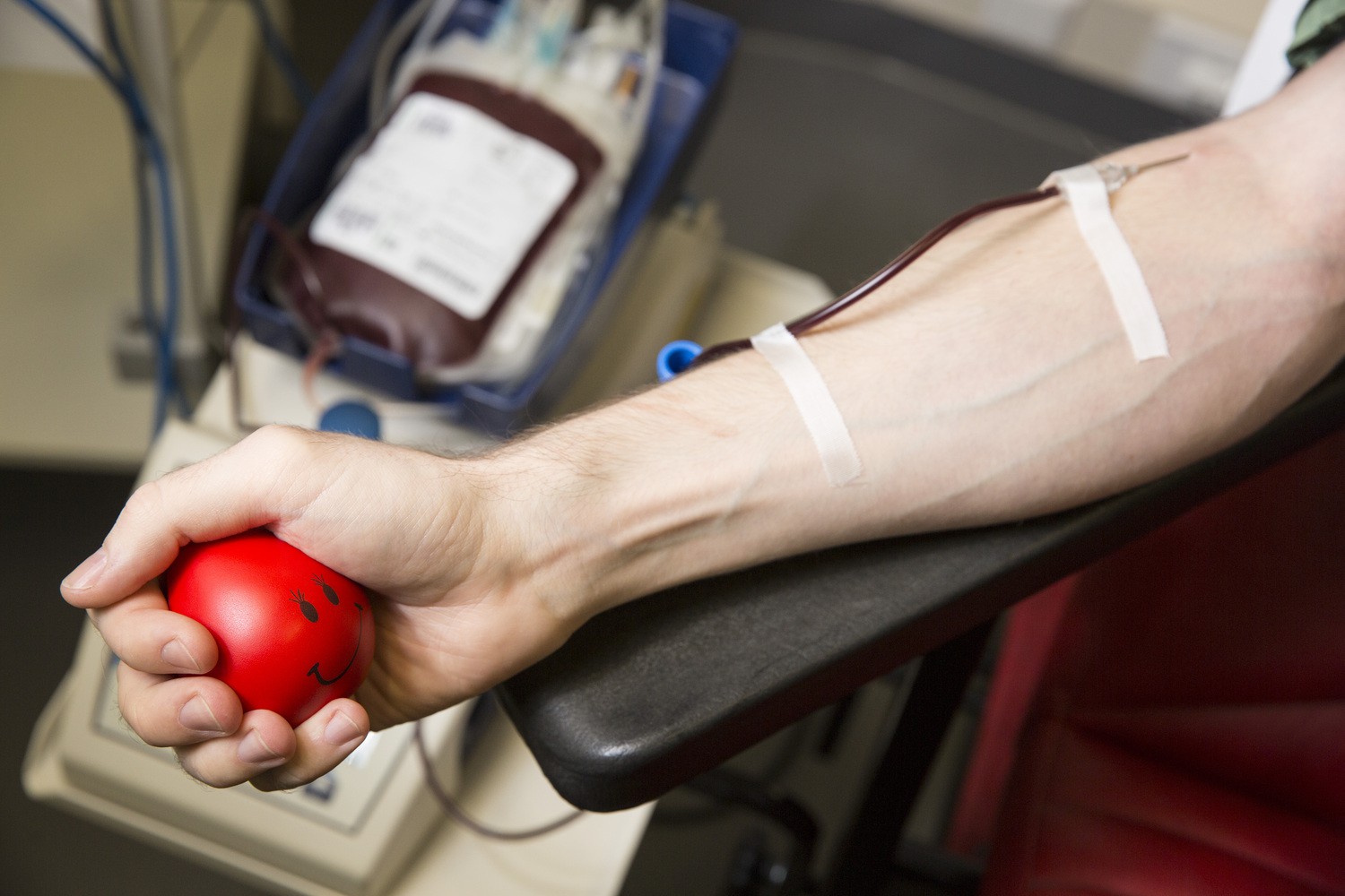 Die Blutbank des Uniklinikums Leipzig ist dringend auf Spender mit der Blutgruppe 0 Rhesus Positiv angewiesen.