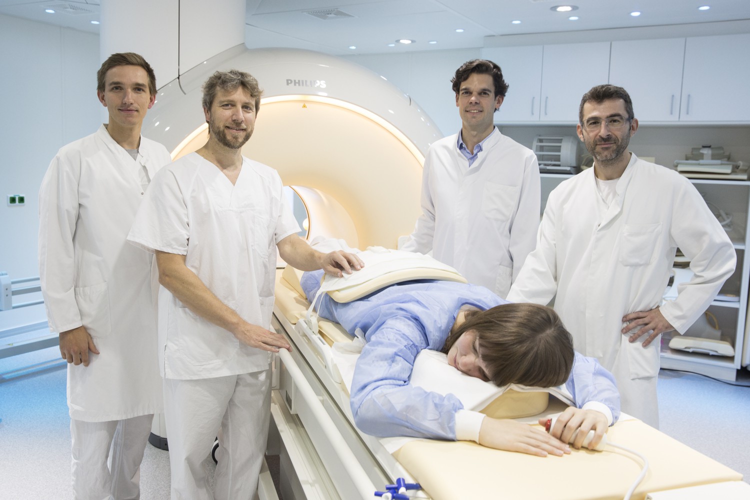 Mit hochintensivem fokussiertem Ultraschall gegen Wucherungen der Gebärmutterschleimhaut: Assistenzarzt Nikolaos Bailis, Oberarzt Tim-Ole Petersen, Leiter der Interventionellen Radiologie, Privatdozent Dr. Patrick Stumpp, Leitender Oberarzt und Stellvertretender Klinikdirektor, und Assistenzarzt Leonard Leifels (v.r.n.l.).