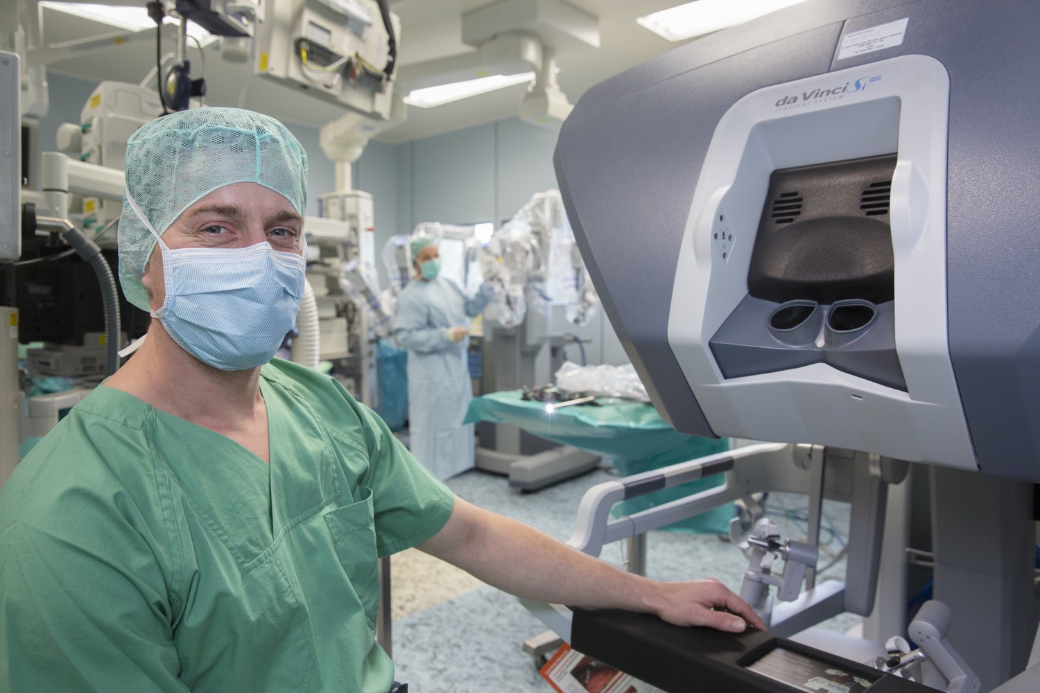 Oberarzt Dr. Stefan Niebisch vor einer Operation, rechts die Bedienkonsole des "da Vinci"-Roboters.