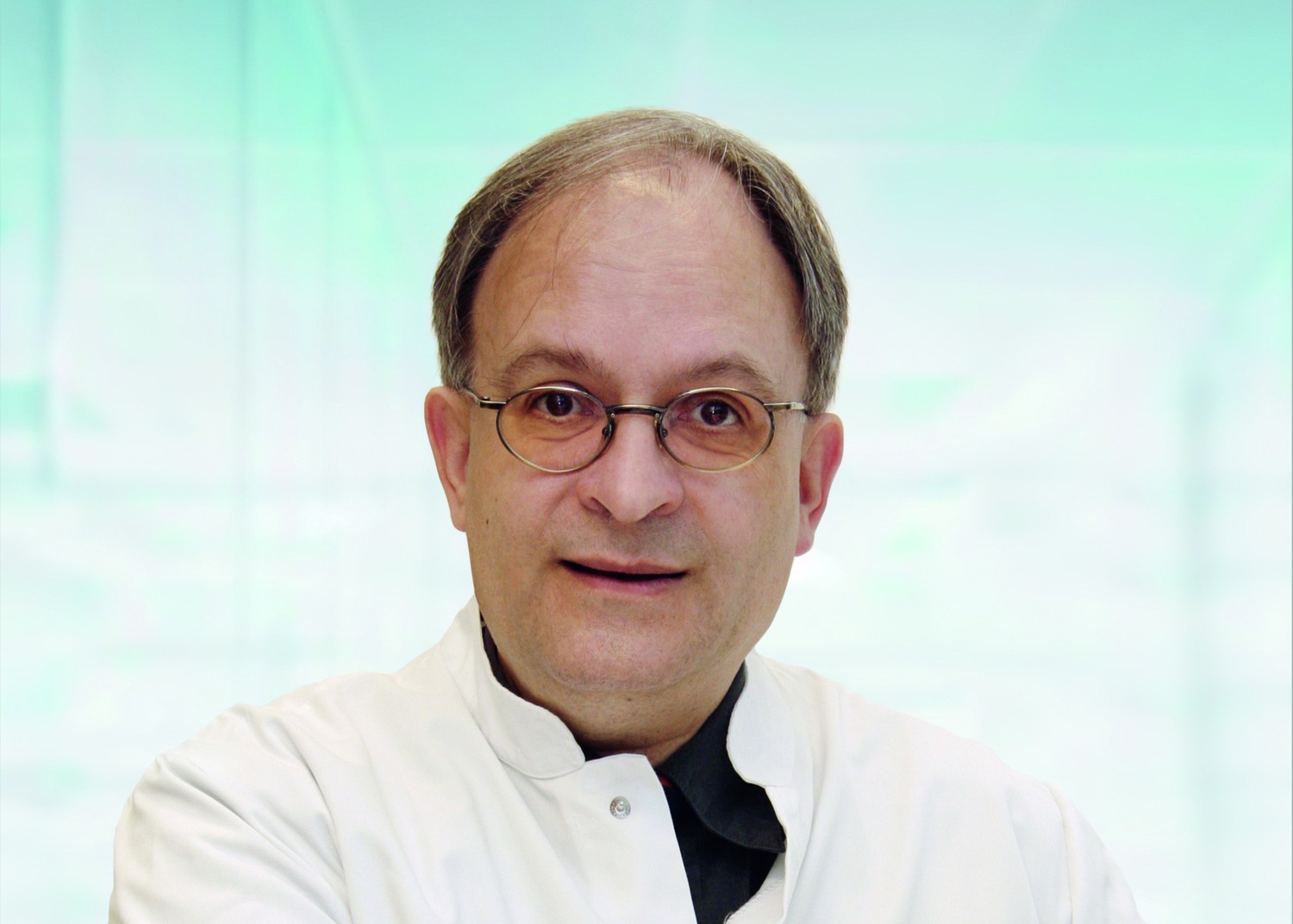 Prof. Dr. Uwe Gerd Liebert, Direktor des Instituts für Virologie am Universitätsklinikum Leipzig (UKL), sagt, trotz guter Forschungserfolge sei das Virus aus vielen Gründen immer noch schwer zu bekämpfen.