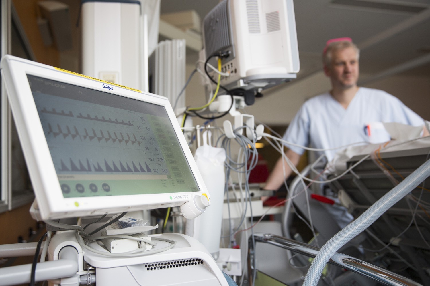 Künstliche Beatmung eines Patienten auf der Intensivstation des Universitätsklinikums Leipzig - überwacht vom Leitenden Oberarzt Intensivmedizin PD Dr. Sven Laudi.