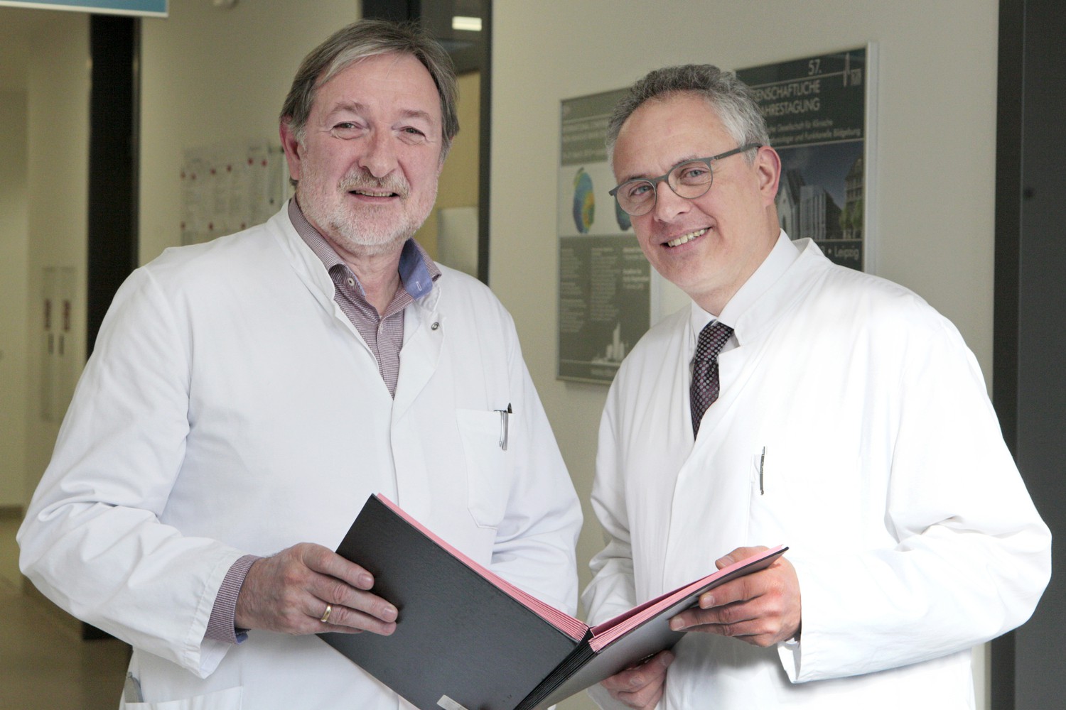 Wolfgang Köhler (links) leitet das Medizinische Zentrum für Erwachsene mit geistiger oder mehrfacher Behinderung (MZEB) am UKL. Angesiedelt ist es in der von Prof. Joseph Claßen (rechts) geführten Klinik für Neurologie.