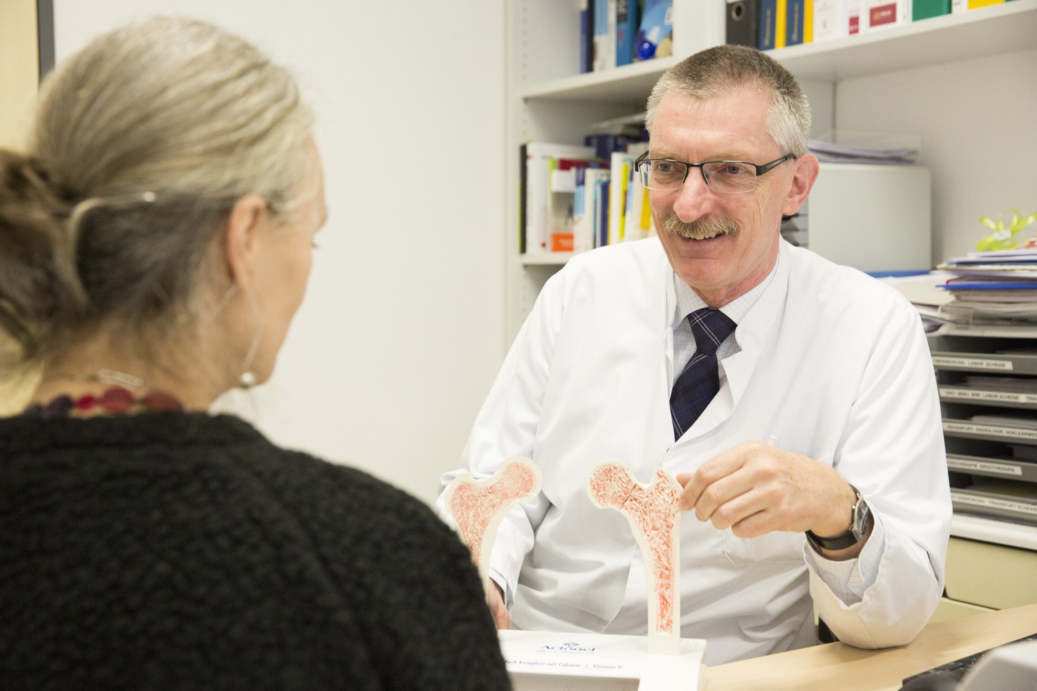 Nach der Erstbeurteilung eines Patienten, der möglicherweise an einer seltenen Krankheit leidet, durch zentrumseigene Lotsenärzte wird in UKL-Spezialsprechstunden wie beispielsweise der in der Rheumatologie bei Prof. Christoph Baerwald versucht, der unklaren Ursache für die Krankheit auf den Grund zu kommen.