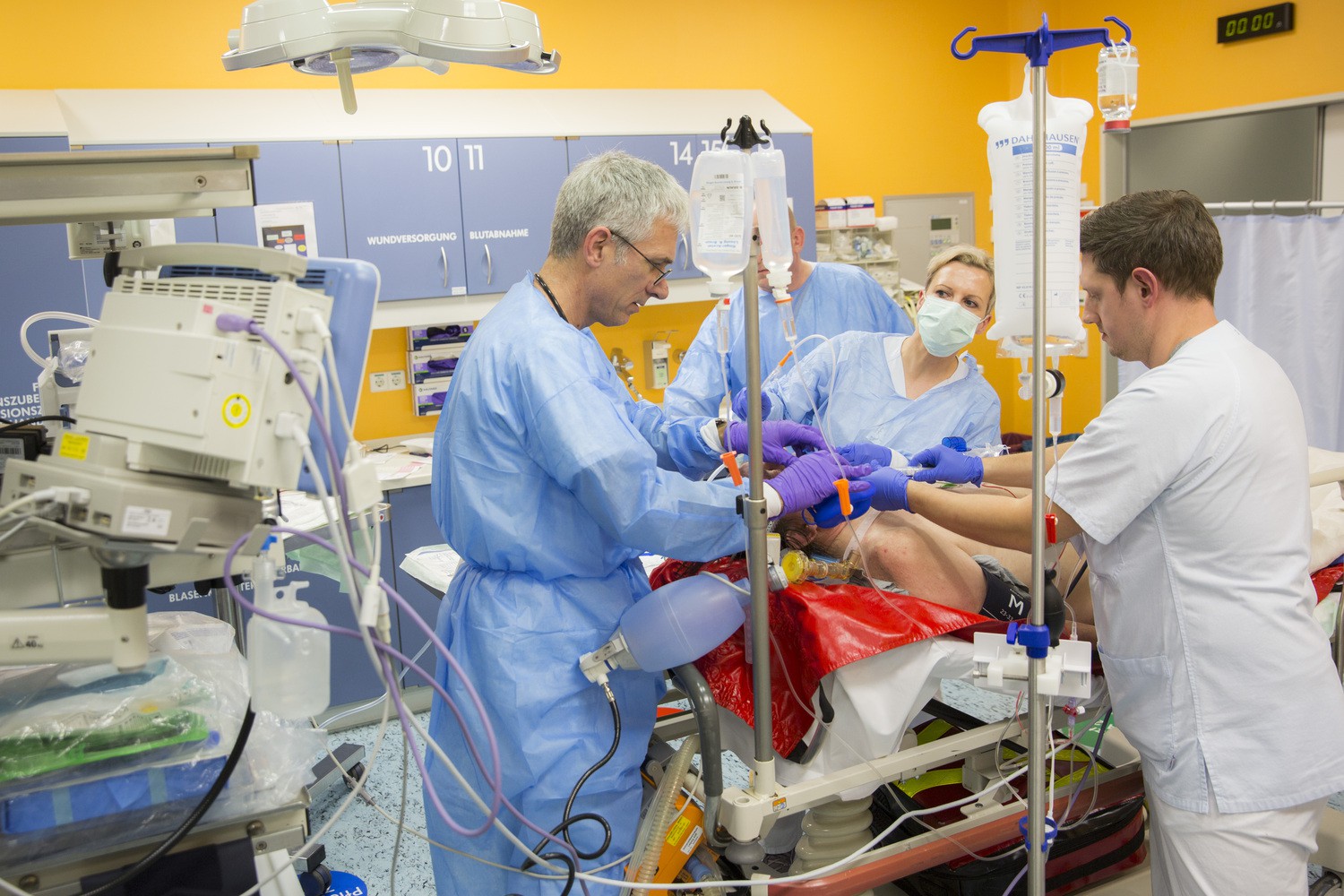 Prof. André Gries (links), Leiter der Zentralen Notfallaufnahme am UKL, und Mitarbeiter seines Teams versorgen einen Notfallpatienten.