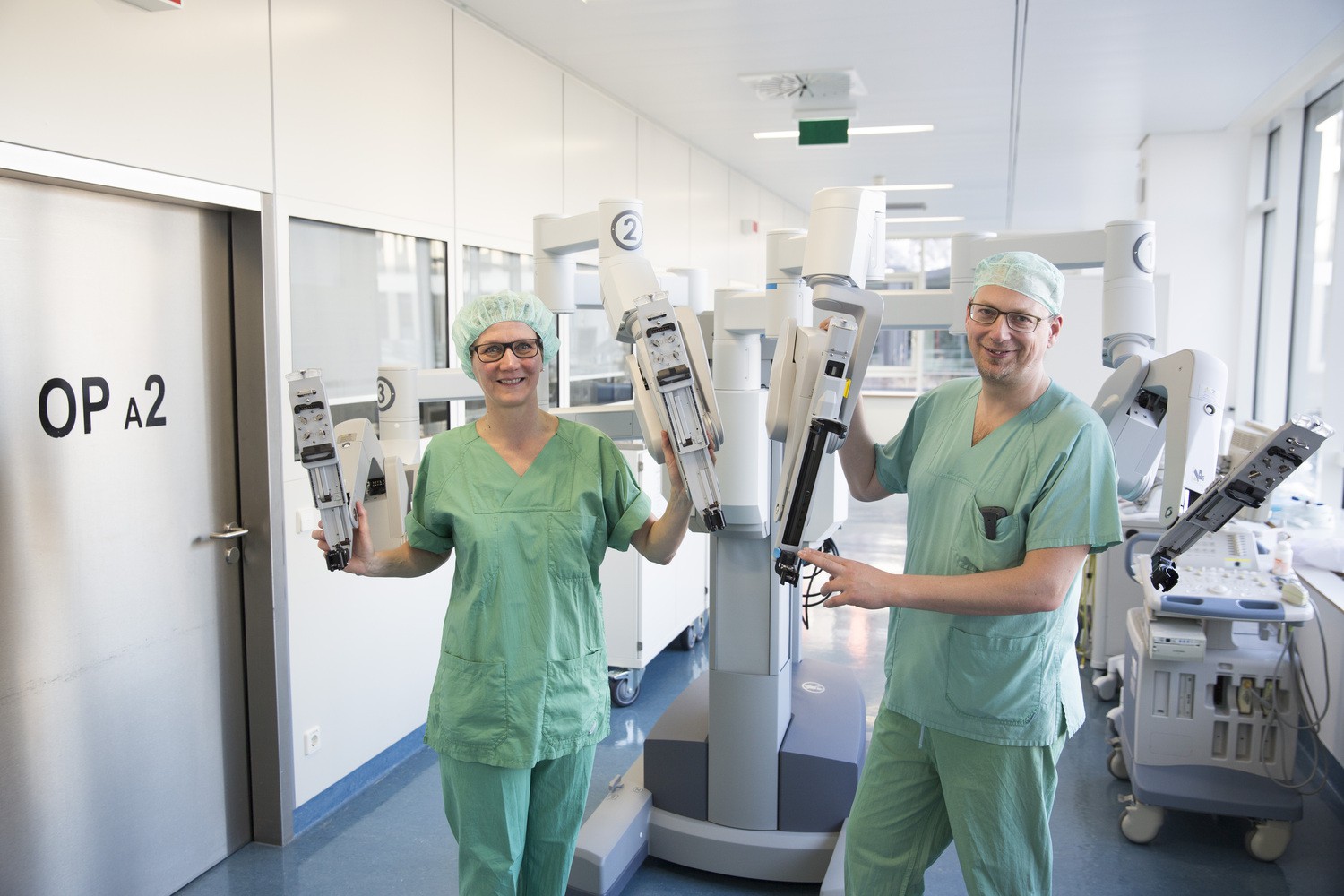 Prof. Ines Gockel (links) und Dr. Boris Jansen-Winkeln operieren gemeinsam mit ihrem Team und dem da-Vinci-Roboter Patienten mit Dick- und Mastdarmkrebs. Der „da Vinci“ ermöglicht minimal-invasive und nervenschonende Eingriffe.