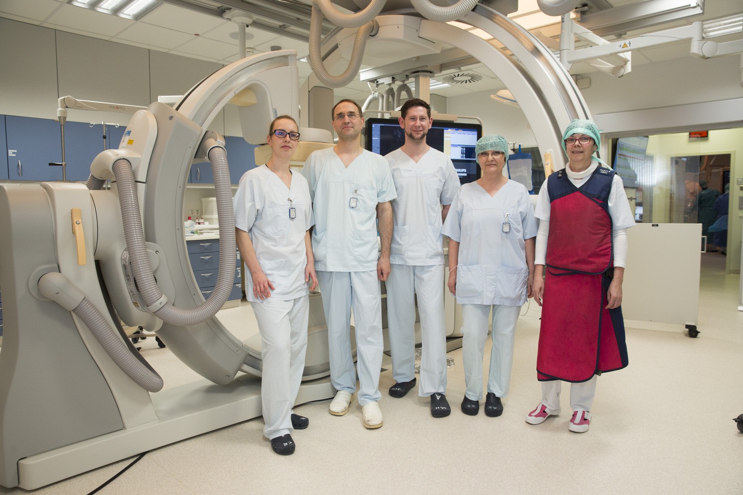 Sie behandeln Patienten an der hochmodernen 2-Ebenen-Angiographie-Anlage der Abteilung für Neuroradiologie (v.l.n.r.): Dr. Cindy Richter, Oberarzt Dr. Ulf Quäschling, Dr. Stefan Schob, Schwester Andrea Schneider-Schomaker und MTA Andrea Hauschild.