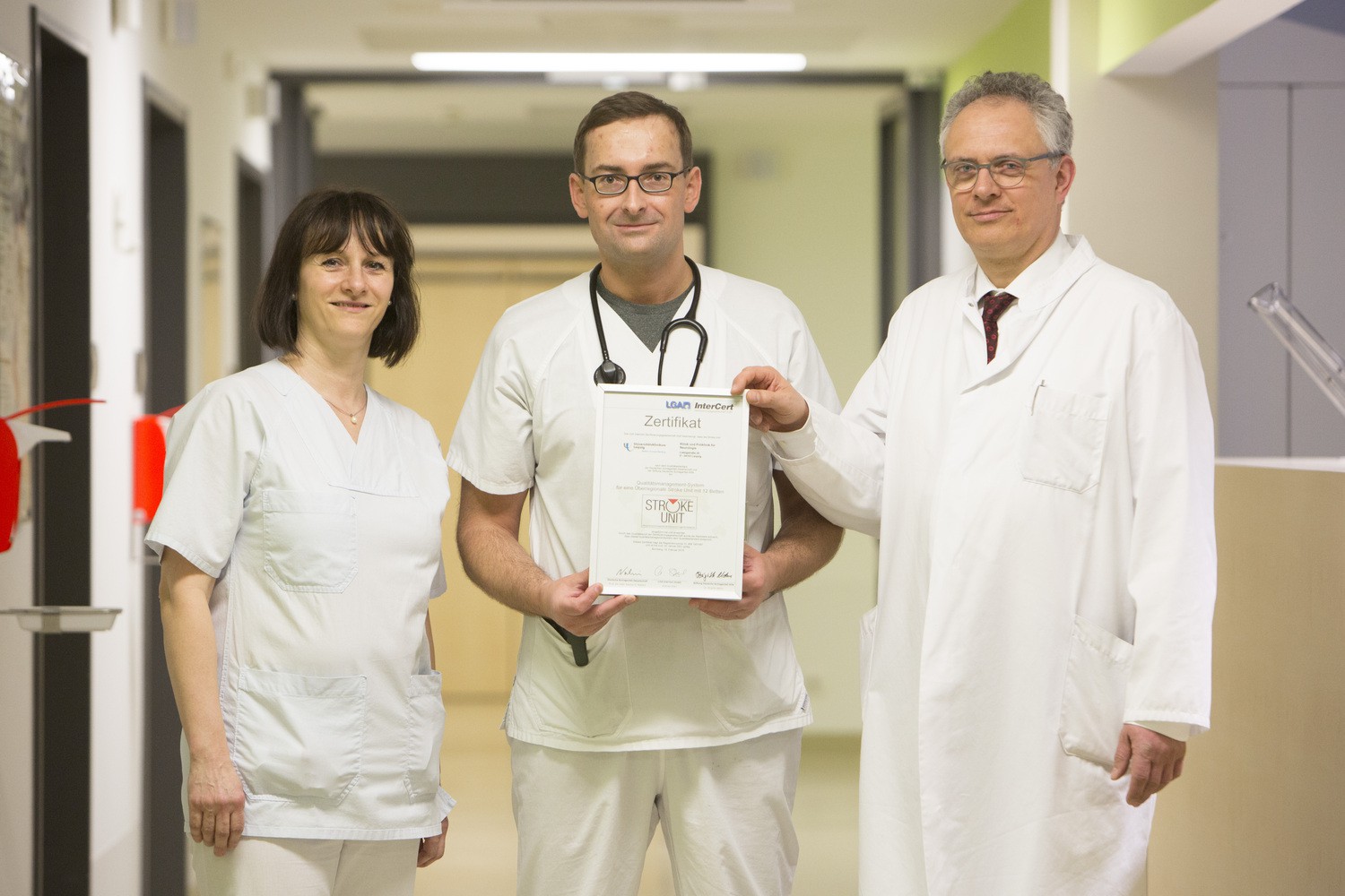 Haben die Auditoren überzeugt: Prof. Joseph Claßen, Direktor der Klinik und Poliklinik für Neurologie, PD Dr. Dominik Michalski, Oberarzt der Stroke Unit, und Stationsleiterin Schwester Alexandra Brixi (v.r.n.l.) mit dem Zertifikat.