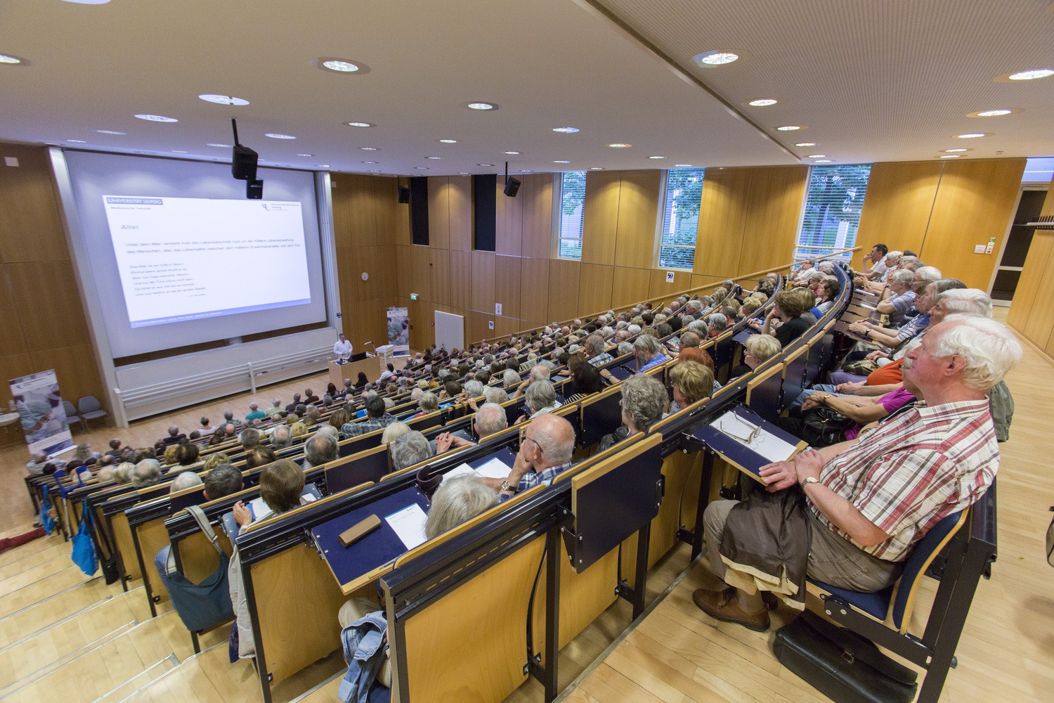 Die Vorträge der Reihe "Medizin für Jedermann" locken zahlreiches Publikum in den Hörsaal von Haus 4.