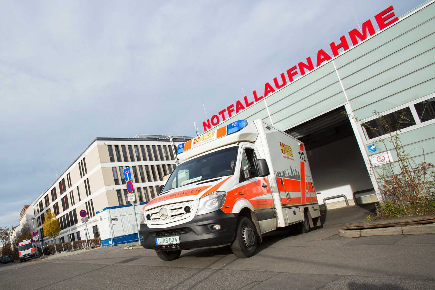 Rettungswagen vor der Zentralen Notfallaufnahme: Am UKL ist ein Cardiac Arrest Center etabliert worden.