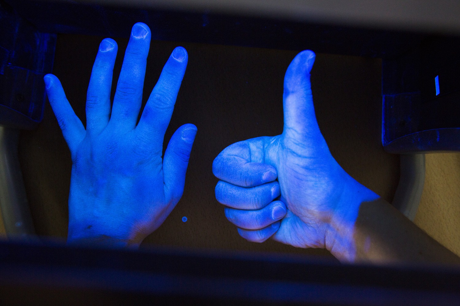 UV-Licht macht deutlich, wie gründlich die Händedesinfektion erfolgte.