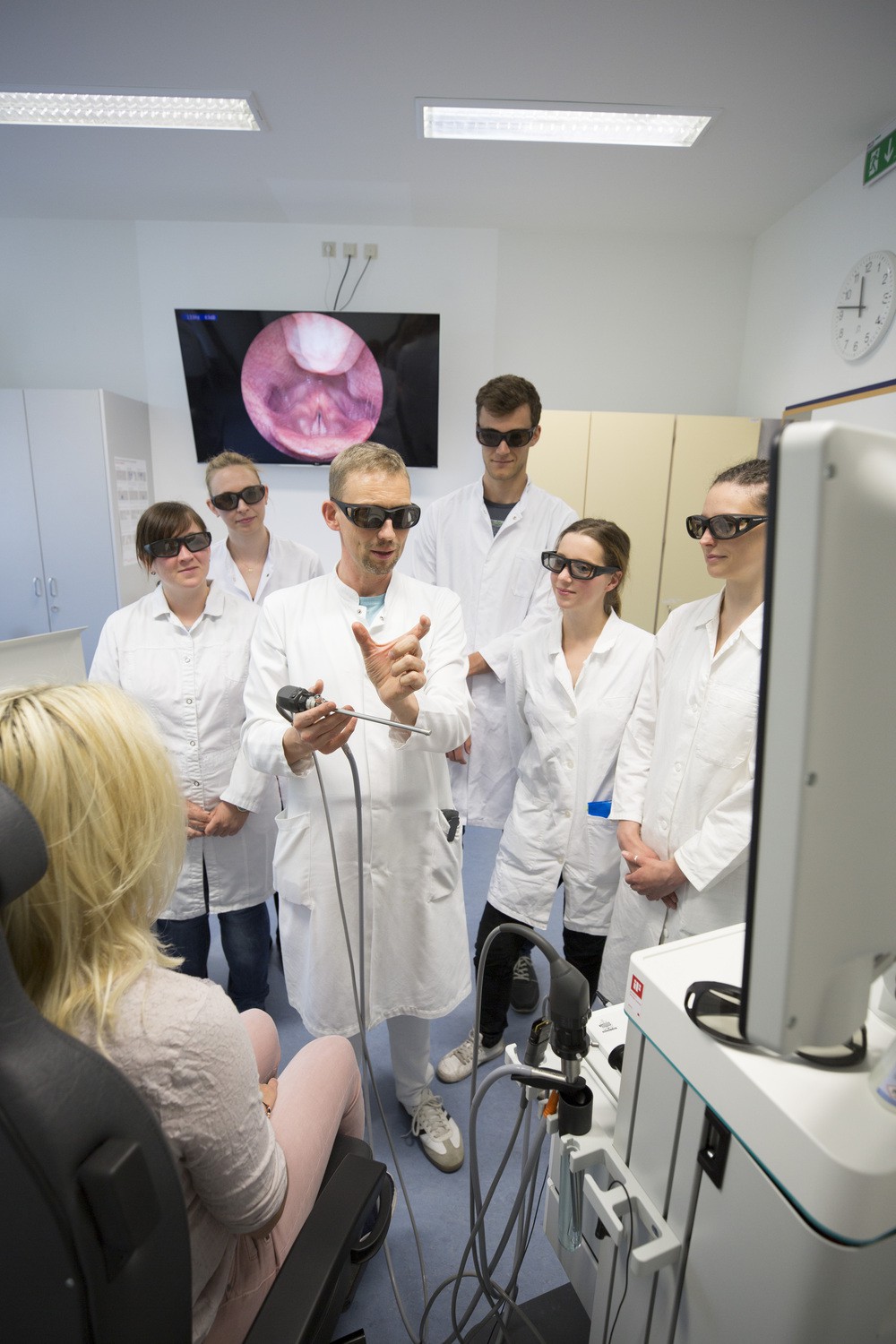Prof. Michael Fuchs (Mitte), Leiter der Sektion Phoniatrie und Audiologie, führt Studierenden das moderne Gerät vor, welches erstmals dreidimensionale Bilder des Kehlkopfes liefert. Um den Effekt wahrnehmen zu können, tragen alle Beteiligten 3-D-Brillen.