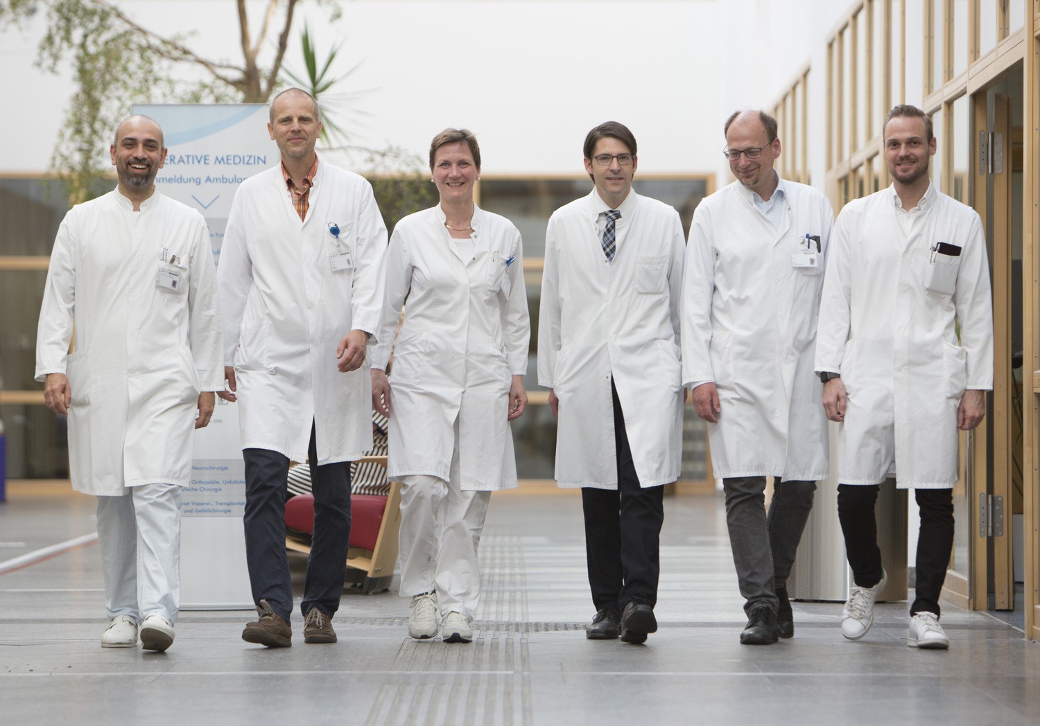 Das Team des Zentrums für minimalinvasive Chirurgie am UKL um Leiterin Prof. Ines Gockel (3.v.l.): Dr. Yusef Moulla,  Prof. Arne Dietrich, Prof. Daniel Seehofer, Dr. Boris Jansen-Winkeln, PD Dr. Robert Sucher (v.l.).