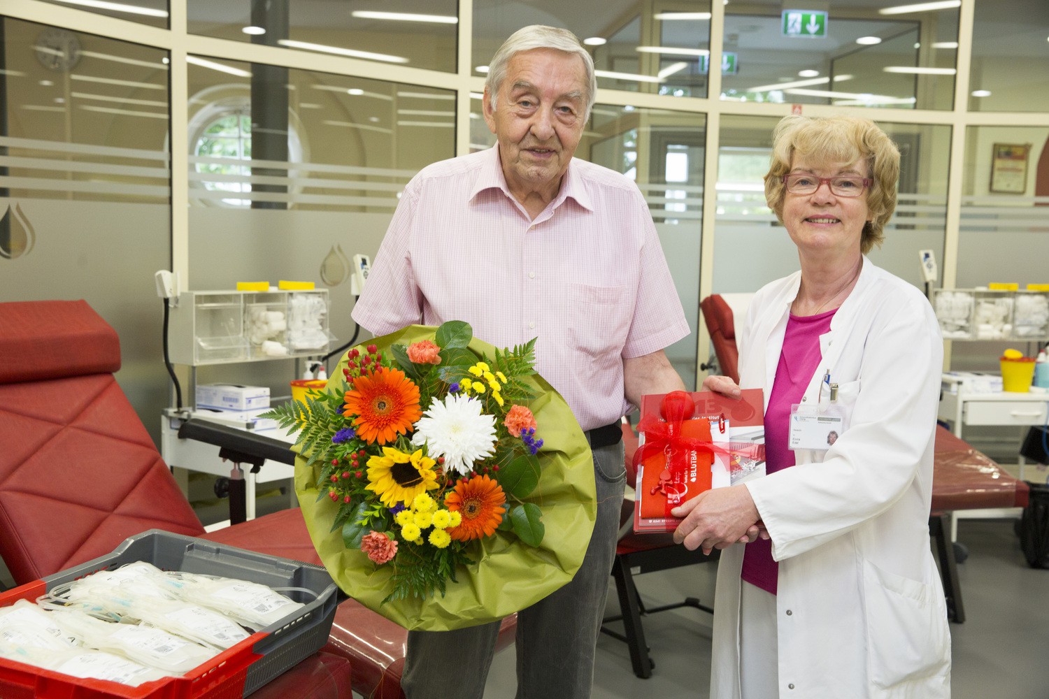 Oberärztin Elvira Edel, kommissarische Leiterin am Institut für Transfusionsmedizin Leipzig, bedankte sich beim 80-jährigen Blutspender Peter Köckeritz für 60 Jahre aktives Blutspenden.