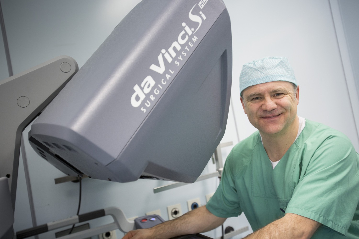 Prof. Jens-Uwe Stolzenburg, hier am Da Vinci-Op-Roboter, leitet die internationale Urologen-Tagung zu roboterassistierter Chirurgie 2018 in Leipzig.