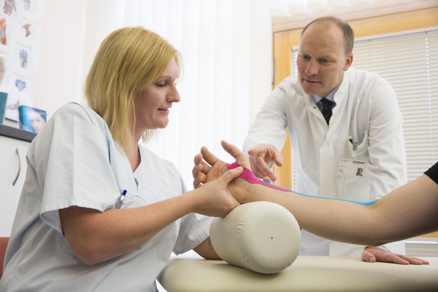 Handchirurg Prof. Stefan Langer und Ergotherapeutin Norina Weisenbilder behandeln immer öfter Patienten mit einer neuen Krankheit, dem „Handy-Daumen“.