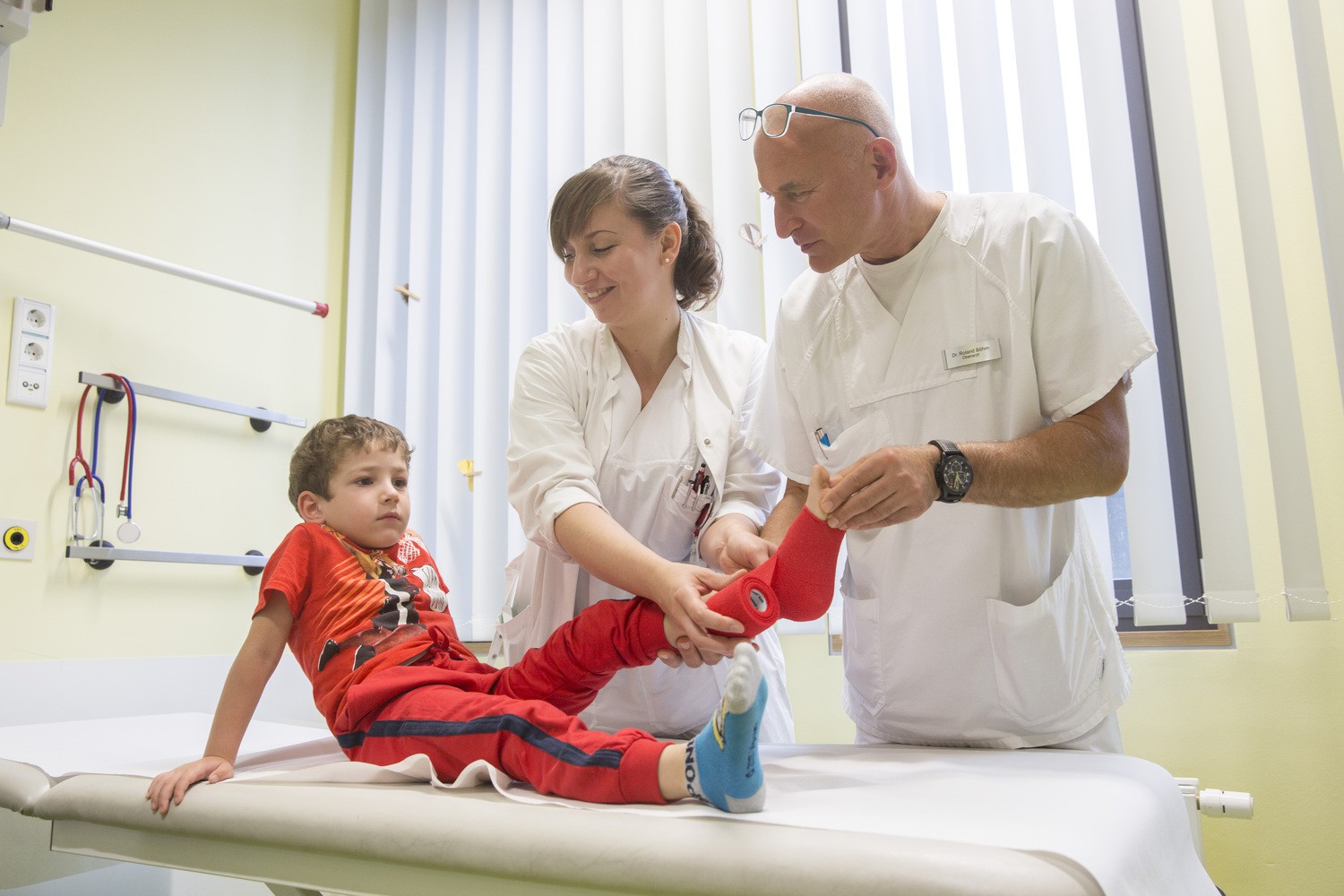 Auch den fünfjährigen Daniel hat es am linken Fuß erwischt. Bei Oberarzt Dr. Roland Böhm und Nicole Geuthel, Ärztin in Weiterbildung, von der Klinik und Poliklinik für Kinderchirurgie am UKL ist er in sehr guter Behandlung.