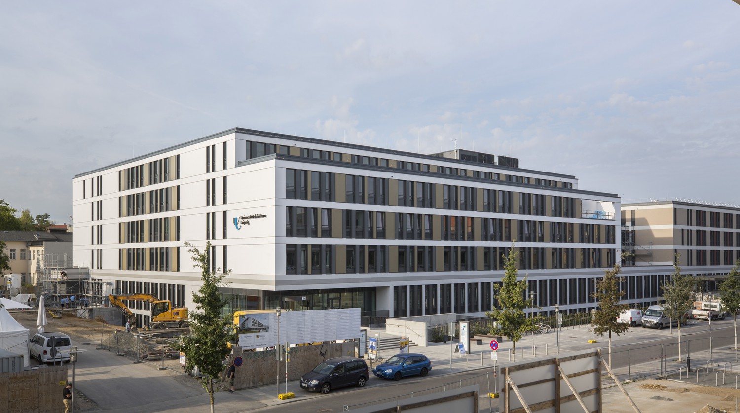 Der Klinikneubau Haus 7 ist am 20. September offiziell eröffnet worden. Der moderne Komplex fügt sich nahtlos in die Fassaden der weiteren Klinikgebäude entlang der Liebigstraße ein.