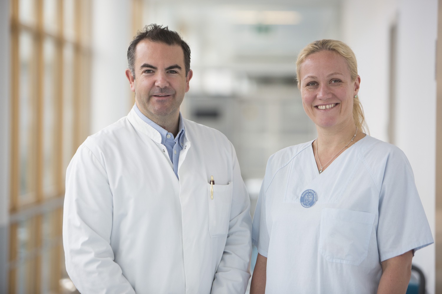 Bei einer Bauchwandrekonstruktion arbeitet Dr. Nick Spindler, Leitender Oberarzt des Bereichs Plastische, Ästhetische und spezielle Handchirurgie, eng mit dem Team der Abteilung für Geburtsmedizin, hier Oberärztin Dr. Susanne Schrey-Petersen, Stellvertretende Leiterin der Abteilung Geburtsmedizin, zusammen.