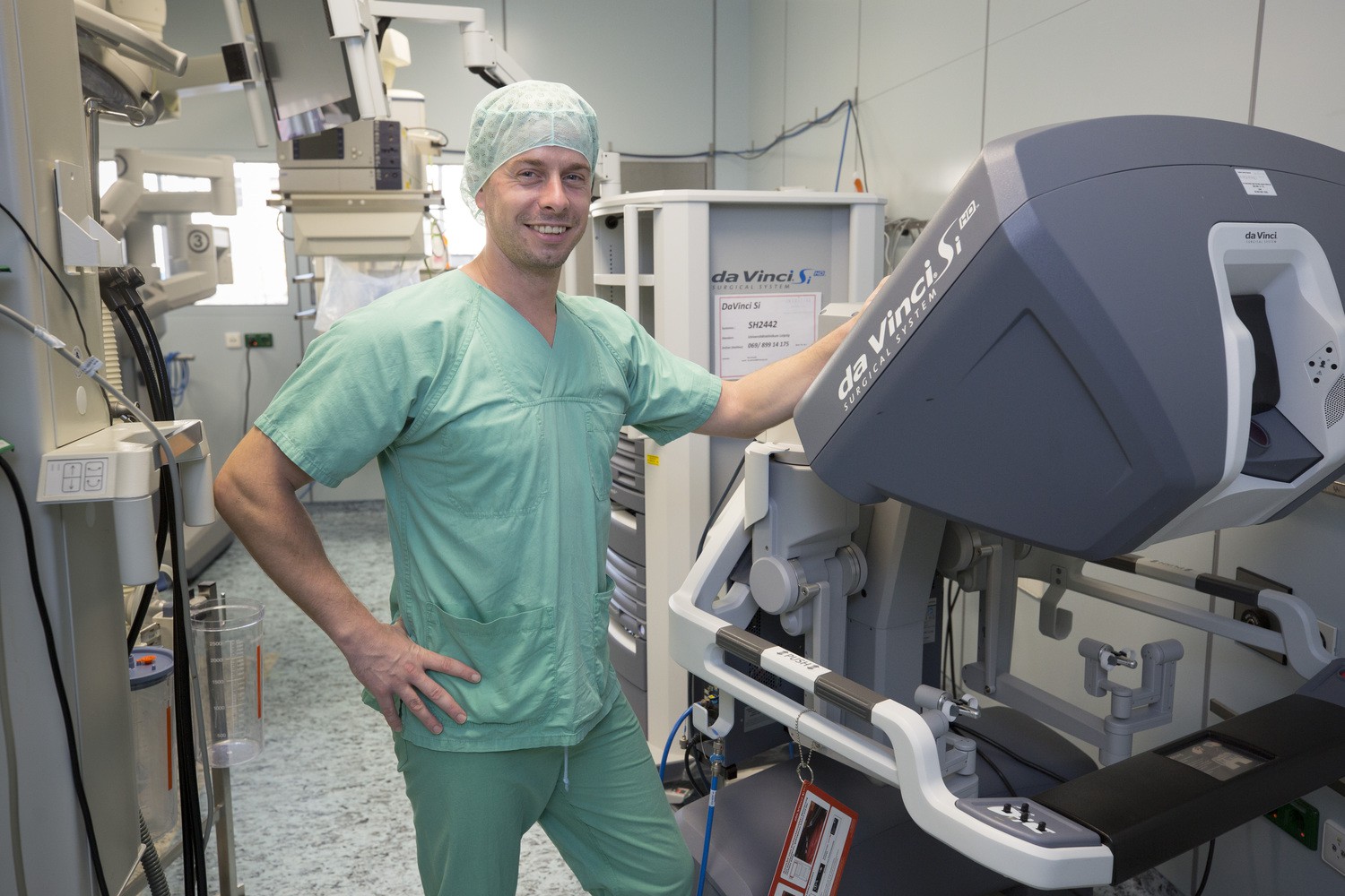 Oberarzt Dr. Stefan Niebisch von der Klinik und Poliklinik für Viszeral-, Transplantations-, Thorax- und Gefäßchirurgie am UKL hat erfolgreich die erste Gastrektomie mit dem „da Vinci“-Operationsroboter durchgeführt.
