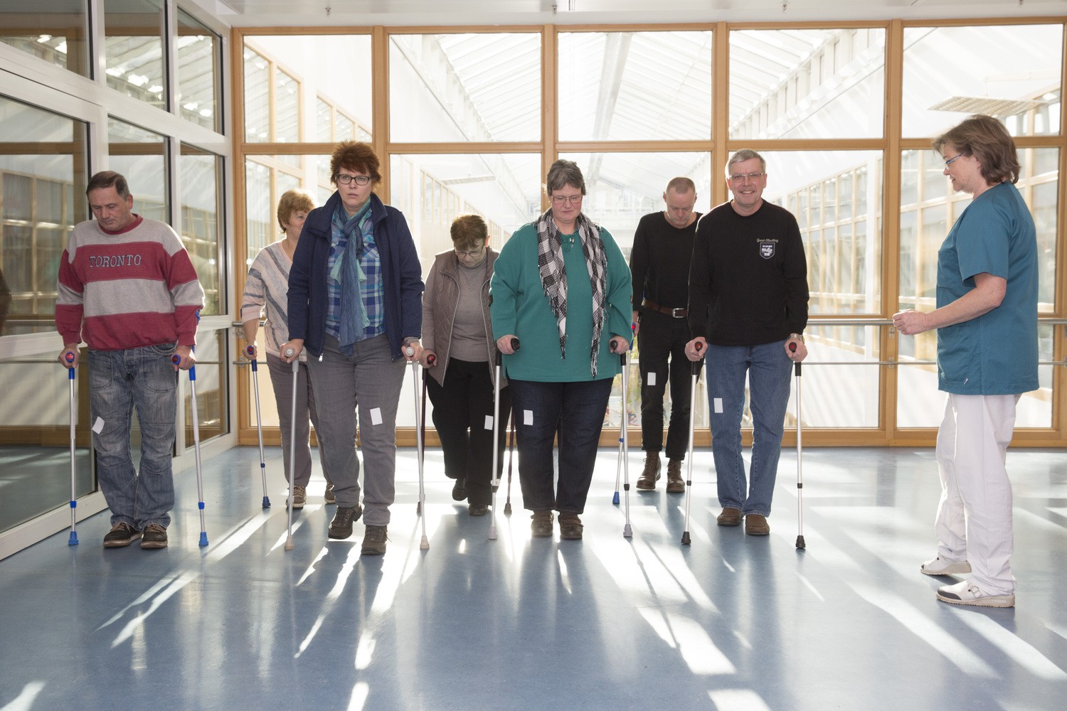 Am Universitätsklinikum Leipzig üben die Patienten vor dem Erhalt einer Hüft- oder Knieprothese das richtige Laufen. Das "Fast Track" genannte Verfahren soll sicherstellen, dass sie nach der Operation schneller wieder mobil werden.