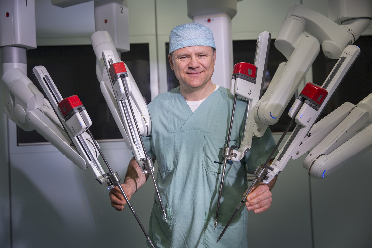 Prof. Jens-Uwe-Stolzenburg, Direktor der  Klinik und Poliklinik für Urologie, arbeitet bereits seit 2011 mit dem Operationsroboter und führte nun auch die erste Anwendung mit dem neuen Gerät durch.