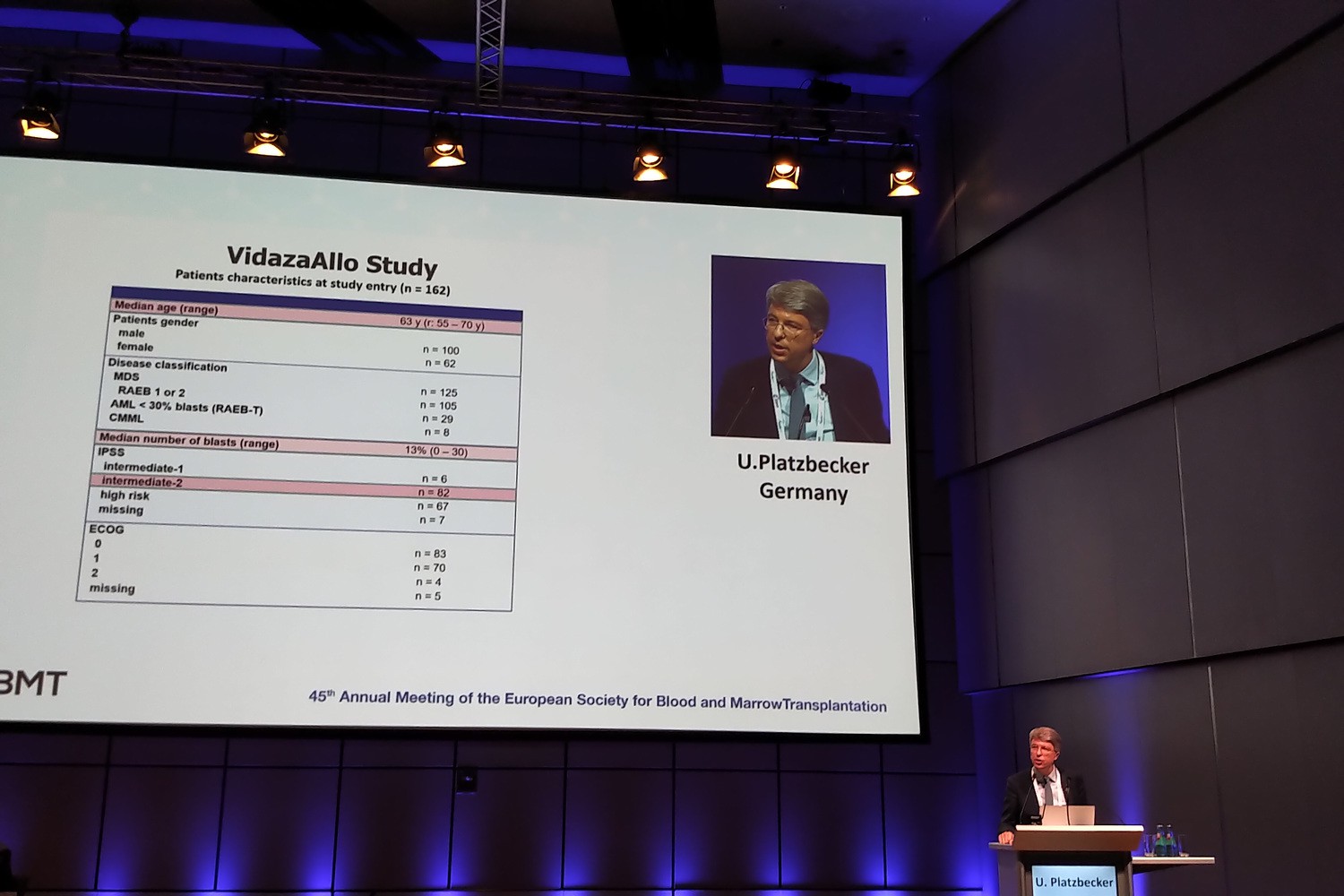 Prof. Uwe Platzbecker stellt auf dem EBMT-Jahrestreffen die Ergebnisse der "VidazaAllo"-Studie vor.