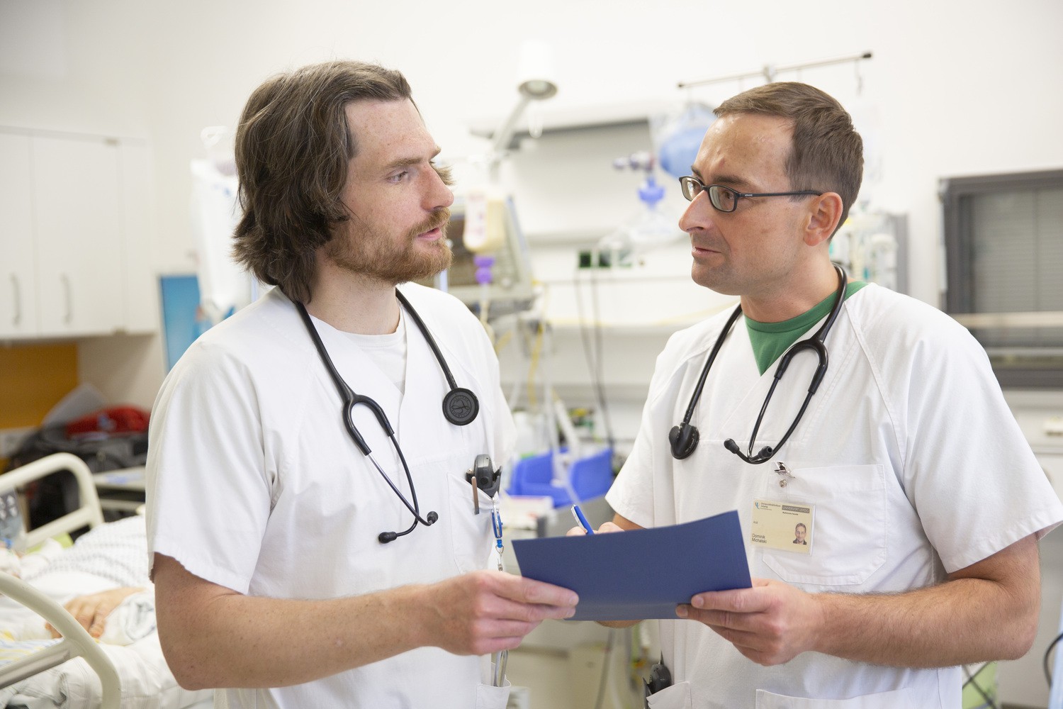 Prof. Dominik Michalski (re.) und Dr. Johann Pelz, Oberärzte der Schlaganfallspezialstation (Stroke Unit), im Gespräch.  Am Universitätsklinikum Leipzig (UKL) arbeiten Ärzte kontinuierlich daran, die Versorgung von Schlaganfallpatienten zu verbessern.